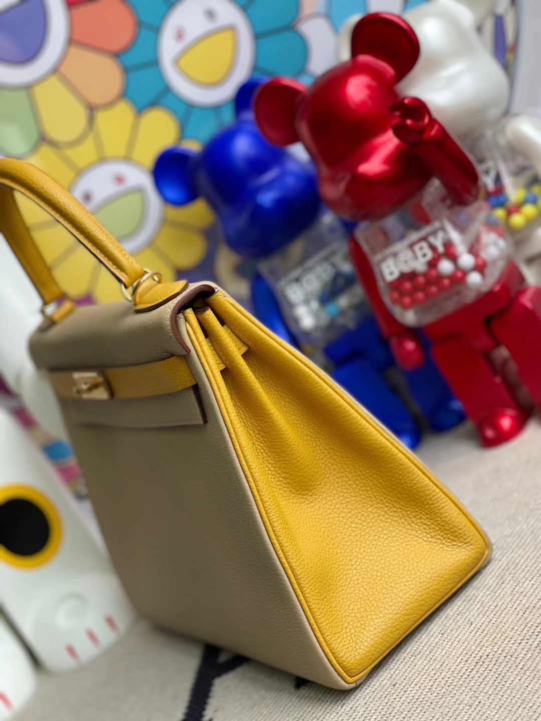 Hermès(爱马仕)Kelly 凯莉包 Togo 顶级小牛皮 Ck81 斑鸠灰 拼 9D 琥珀黄 金扣 28cm-拉尔森鳄鱼皮具定制 - 爱马仕包包官网 Hermès(爱马仕)Kelly 凯莉包 Togo 顶级小牛皮 Ck81 斑鸠灰 拼 9D 琥珀黄 金扣 28cm