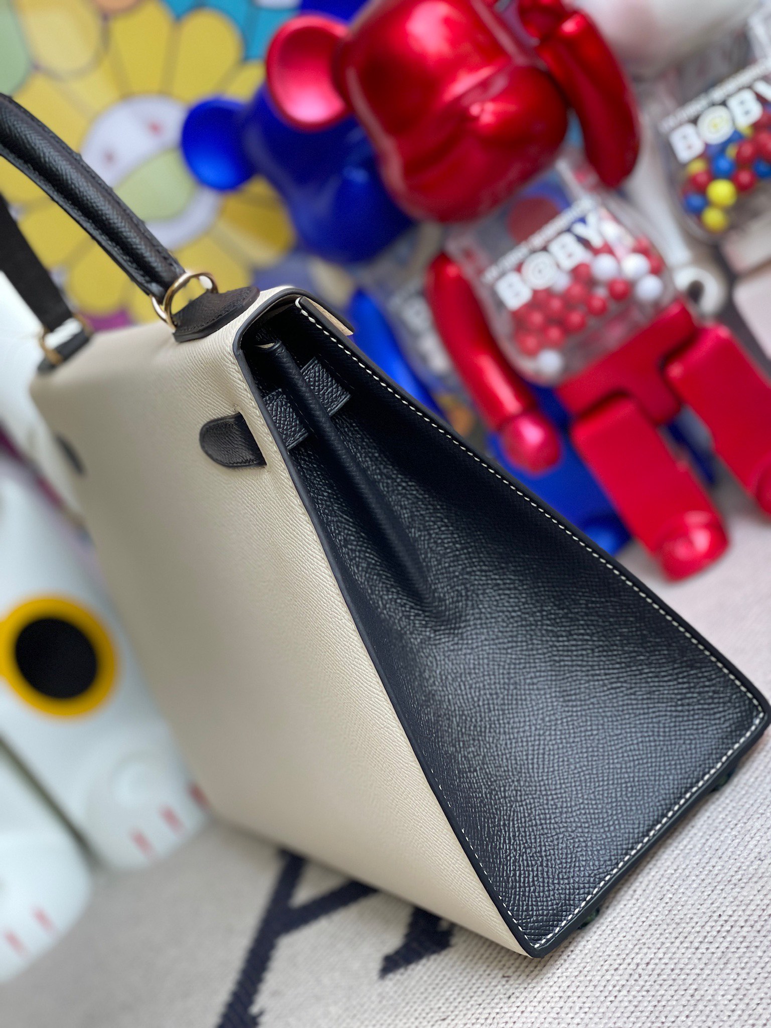 Hermès(爱马仕)Kelly 凯莉包 Epsom 原厂掌纹皮 奶昔白 拼 黑色 金扣 28cm 马蹄印 顶级手缝-拉尔森鳄鱼皮具定制 - 爱马仕包包官网 Hermès(爱马仕)Kelly 凯莉包 Epsom 原厂掌纹皮 奶昔白 拼 黑色 金扣 28cm 马蹄印 顶级手缝
