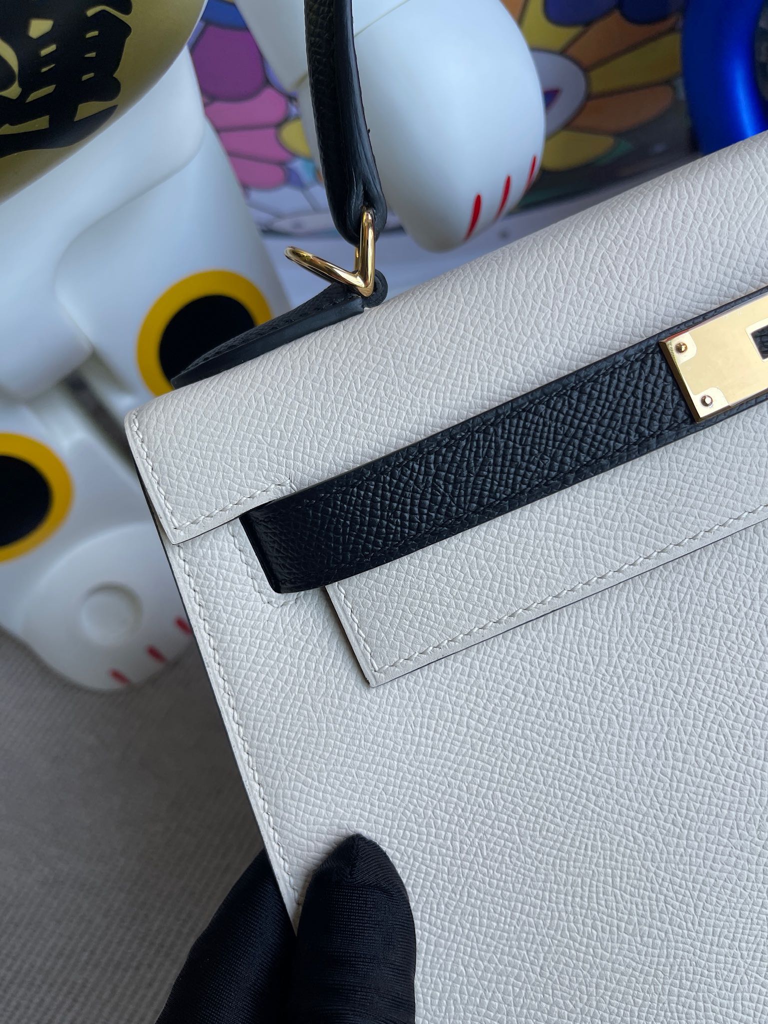 Hermès（爱马仕）Kelly 凯莉包 Epsom 原厂掌纹皮 奶昔白 拼 黑色 金扣 28cm 马蹄印 顶级手缝