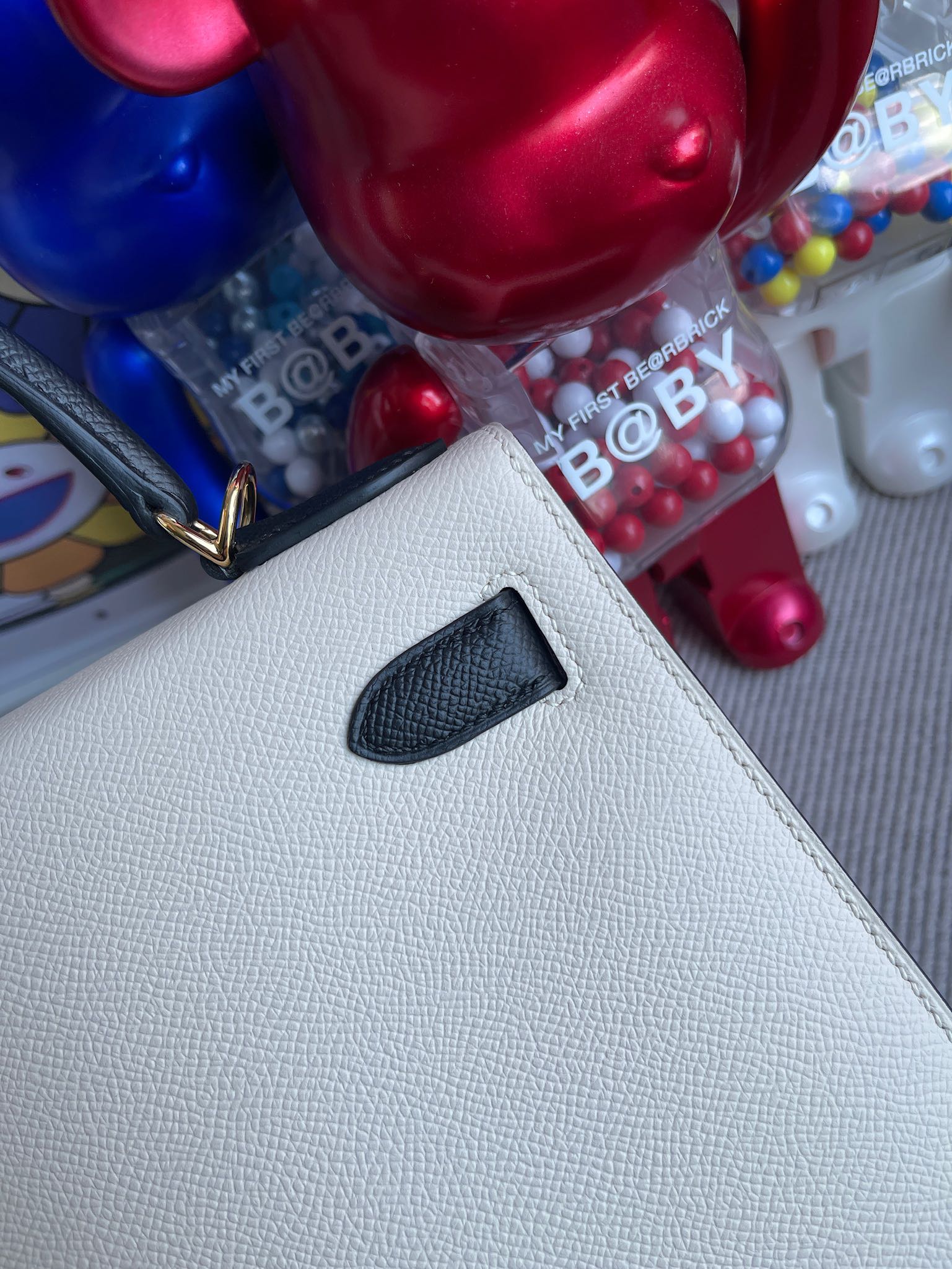 Hermès（爱马仕）Kelly 凯莉包 Epsom 原厂掌纹皮 奶昔白 拼 黑色 金扣 28cm 马蹄印 顶级手缝