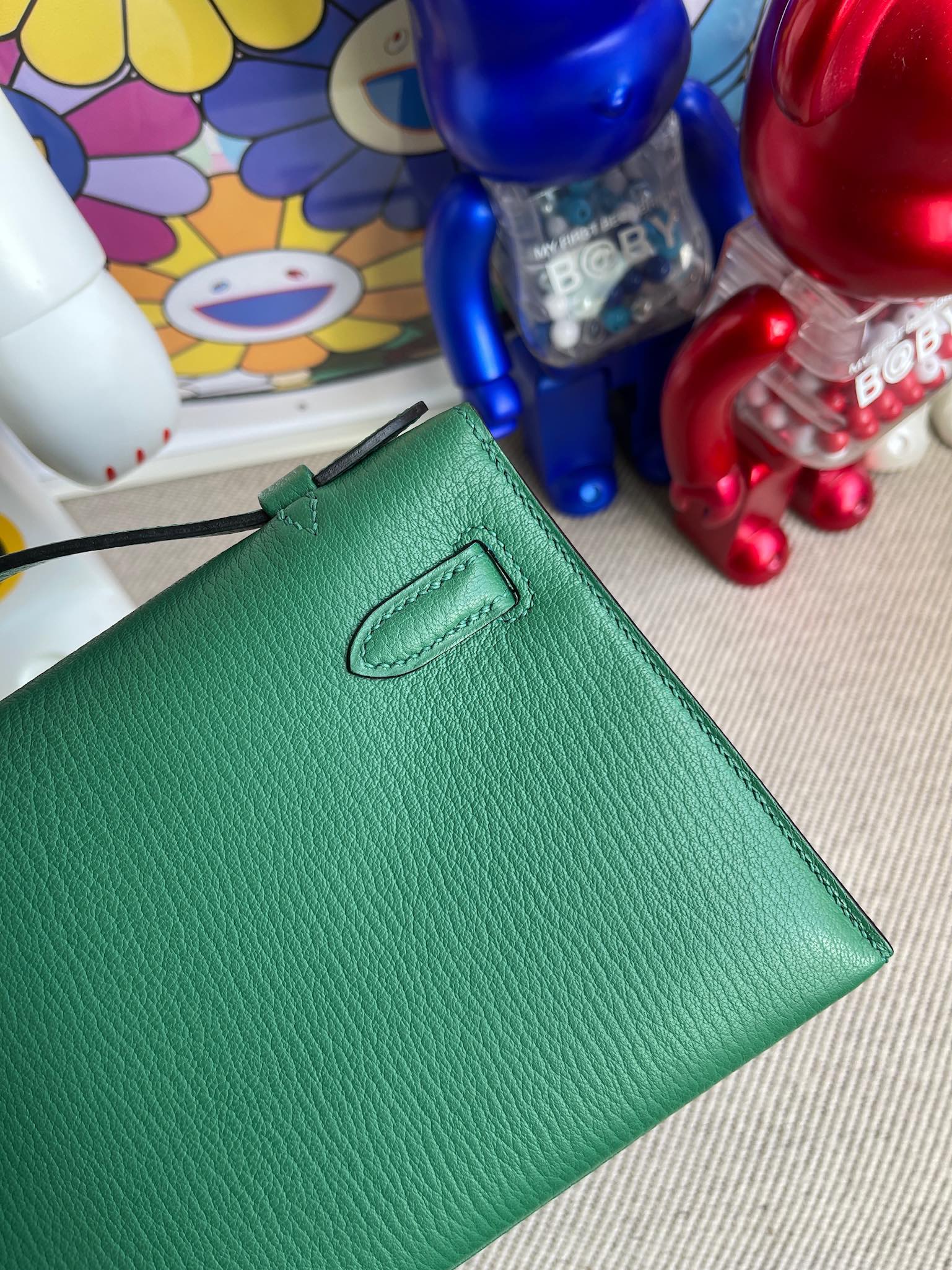 Hermès(爱马仕)Mini kelly pochette Chevre 山羊皮 U4 丝绒绿 vert verigo 金扣 22cm 顶级手缝-拉尔森鳄鱼皮具定制 - 爱马仕包包官网 Hermès(爱马仕)Mini kelly pochette Chevre 山羊皮 U4 丝绒绿 vert verigo 金扣 22cm 顶级手缝