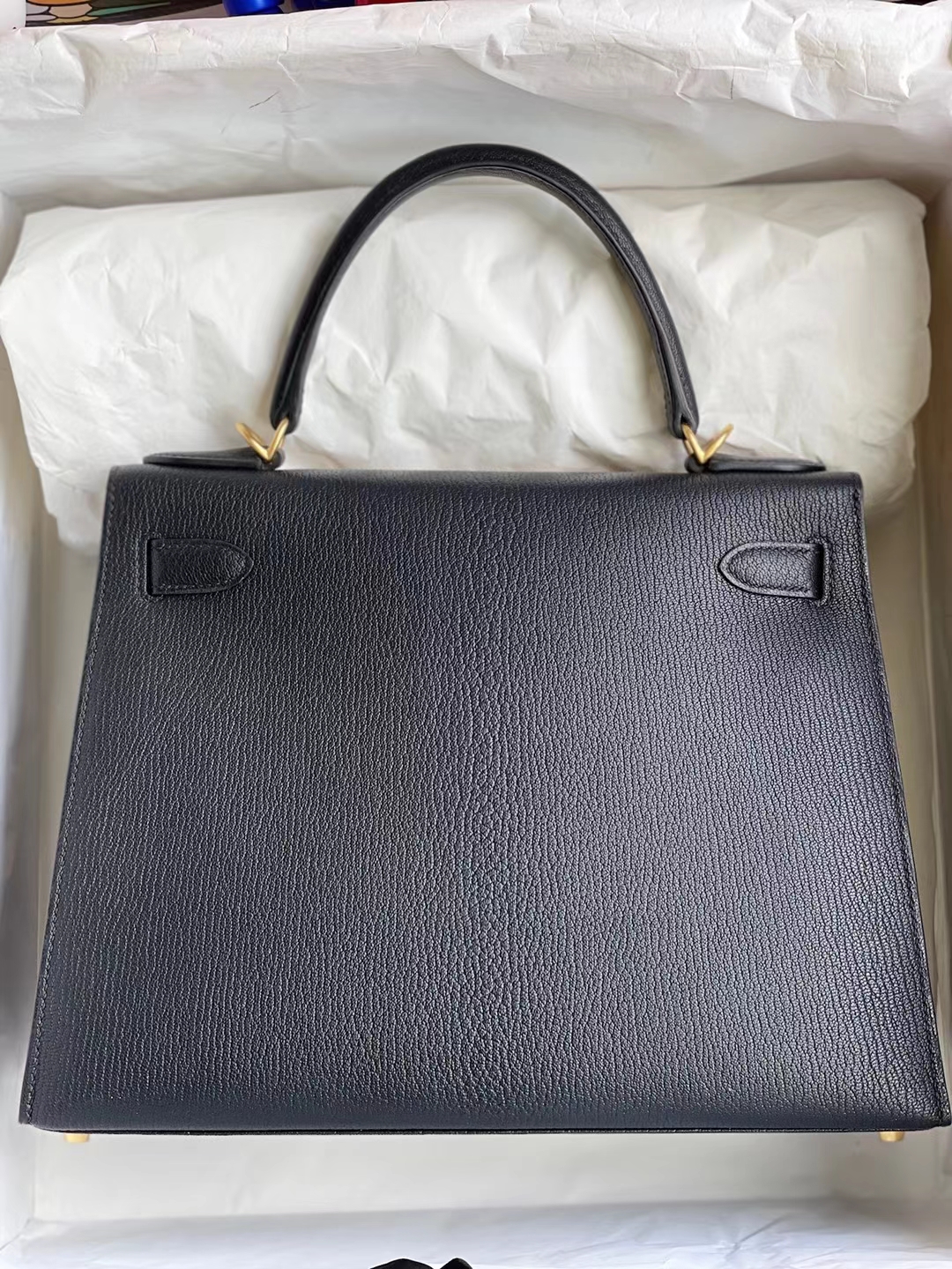 Hermès(爱马仕)Kelly 凯莉包 Chevre 进口山羊皮 Ck89 黑色 内拼 i6 极致粉 磨砂金扣 28cm-拉尔森鳄鱼皮具定制 - 爱马仕包包官网 Hermès(爱马仕)Kelly 凯莉包 Chevre 进口山羊皮 Ck89 黑色 内拼 i6 极致粉 磨砂金扣 28cm