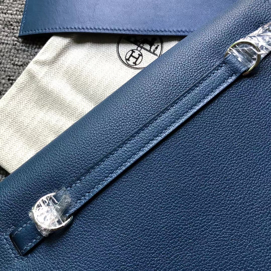 Hermès（爱马仕）Kelly Danse 跳舞包 Evercolor S4 深邃蓝 银扣 22cm in stock