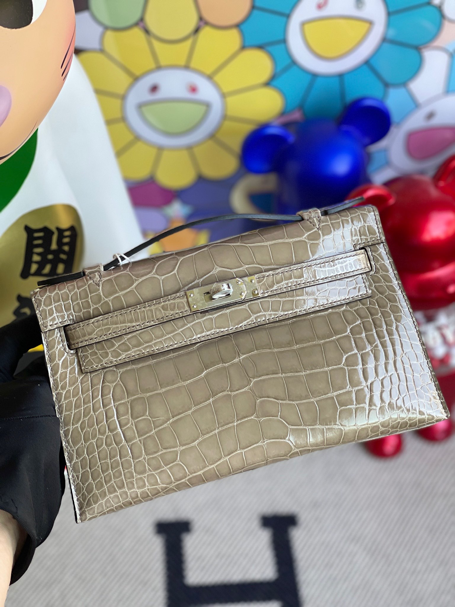 Hermès(爱马仕)mini kelly pochette Alligator shiny 亮面鳄鱼 ck81 斑鸠灰 Gris T 银扣 22cm 晚宴包-拉尔森鳄鱼皮具定制 - 爱马仕包包官网 Hermès(爱马仕)mini kelly pochette Alligator shiny 亮面鳄鱼 ck81 斑鸠灰 Gris T 银扣 22cm 晚宴包