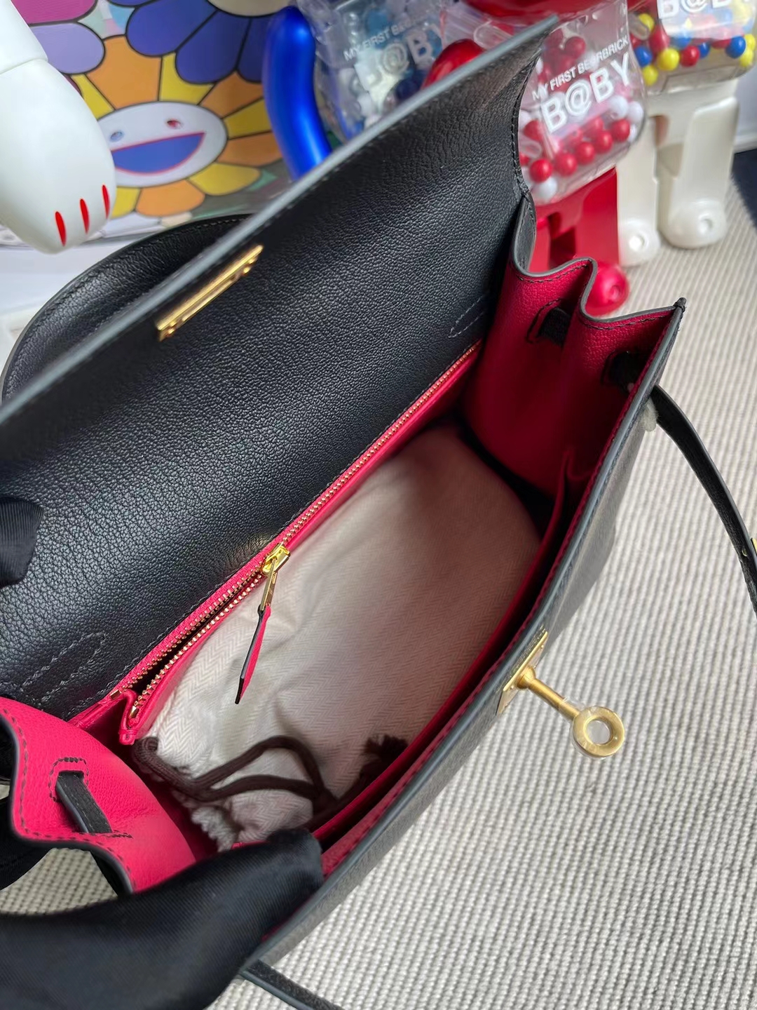 Hermès（爱马仕）Kelly 凯莉包 Chevre Ck89 黑色 内拼 i6 极致粉 拉丝金扣 25cm