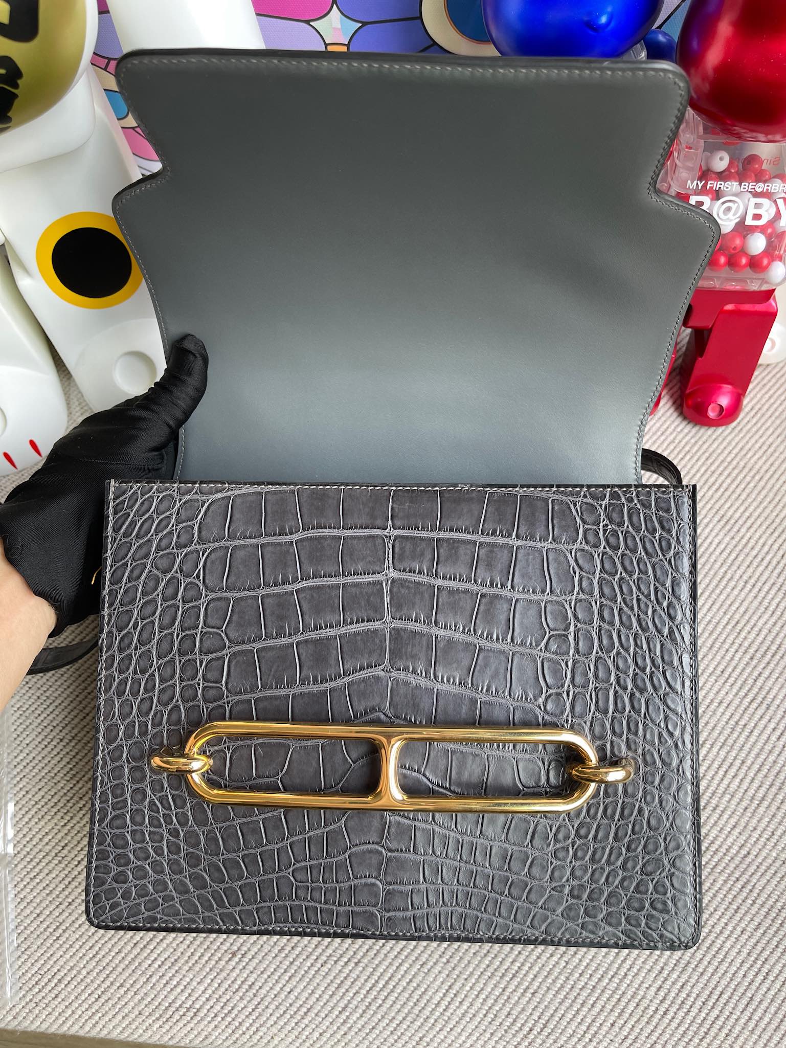 Hermès(爱马仕)Roulis 猪鼻子 alligator matt 雾面鳄鱼 ck88 石墨灰 graphite 金扣 24cm 顶级手缝-拉尔森鳄鱼皮具定制 - 爱马仕包包官网 Hermès(爱马仕)Roulis 猪鼻子 alligator matt 雾面鳄鱼 ck88 石墨灰 graphite 金扣 24cm 顶级手缝