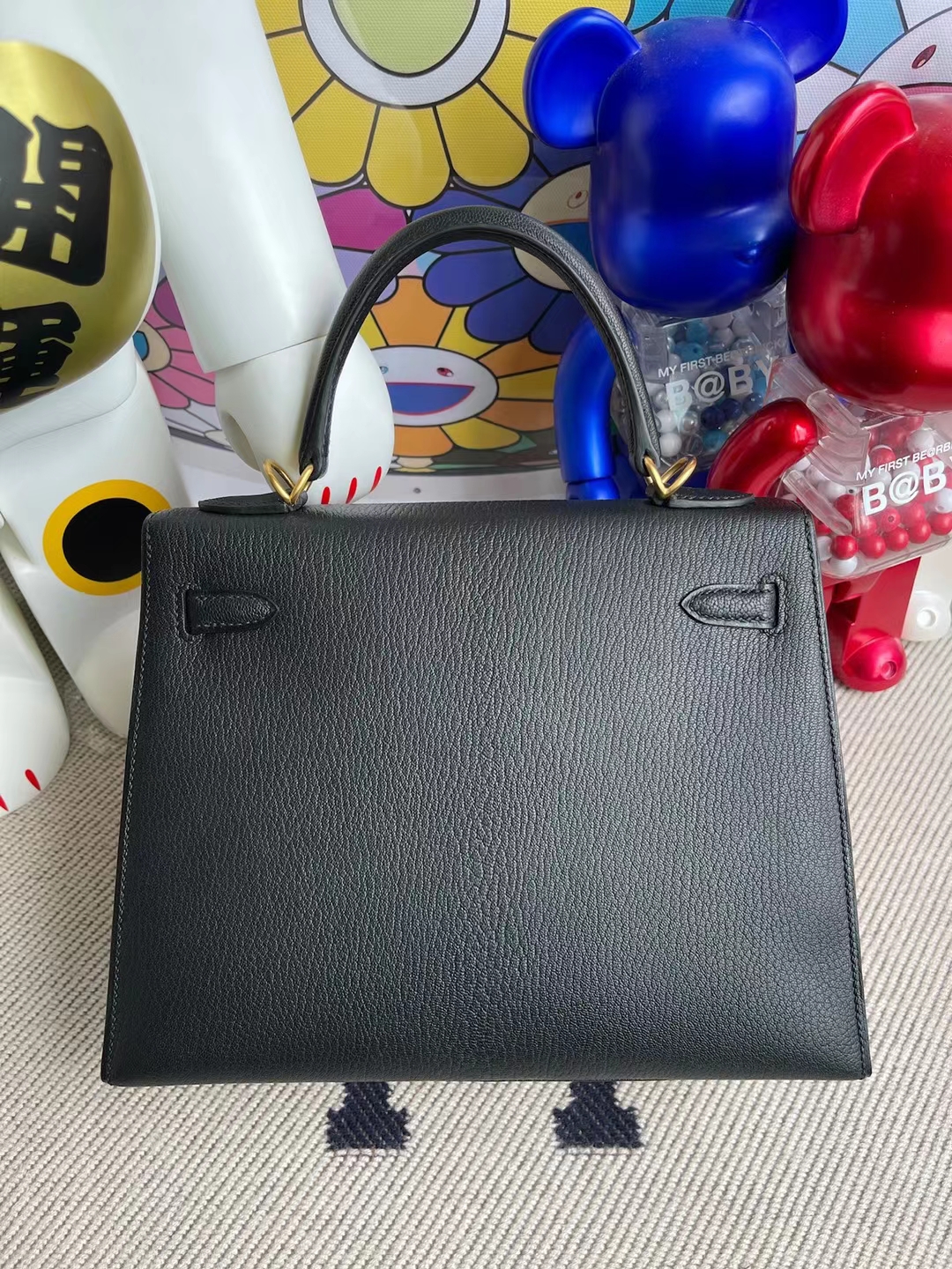Hermès(爱马仕)Kelly 凯莉包 Chevre Ck89 黑色 内拼 i6 极致粉 拉丝金扣 25cm-拉尔森鳄鱼皮具定制 - 爱马仕包包官网 Hermès(爱马仕)Kelly 凯莉包 Chevre Ck89 黑色 内拼 i6 极致粉 拉丝金扣 25cm