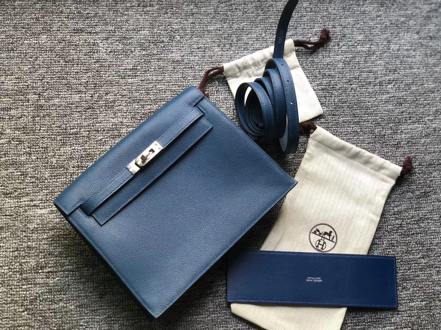 Hermès（爱马仕）Kelly Danse 跳舞包 Evercolor S4 深邃蓝 银扣 22cm in stock