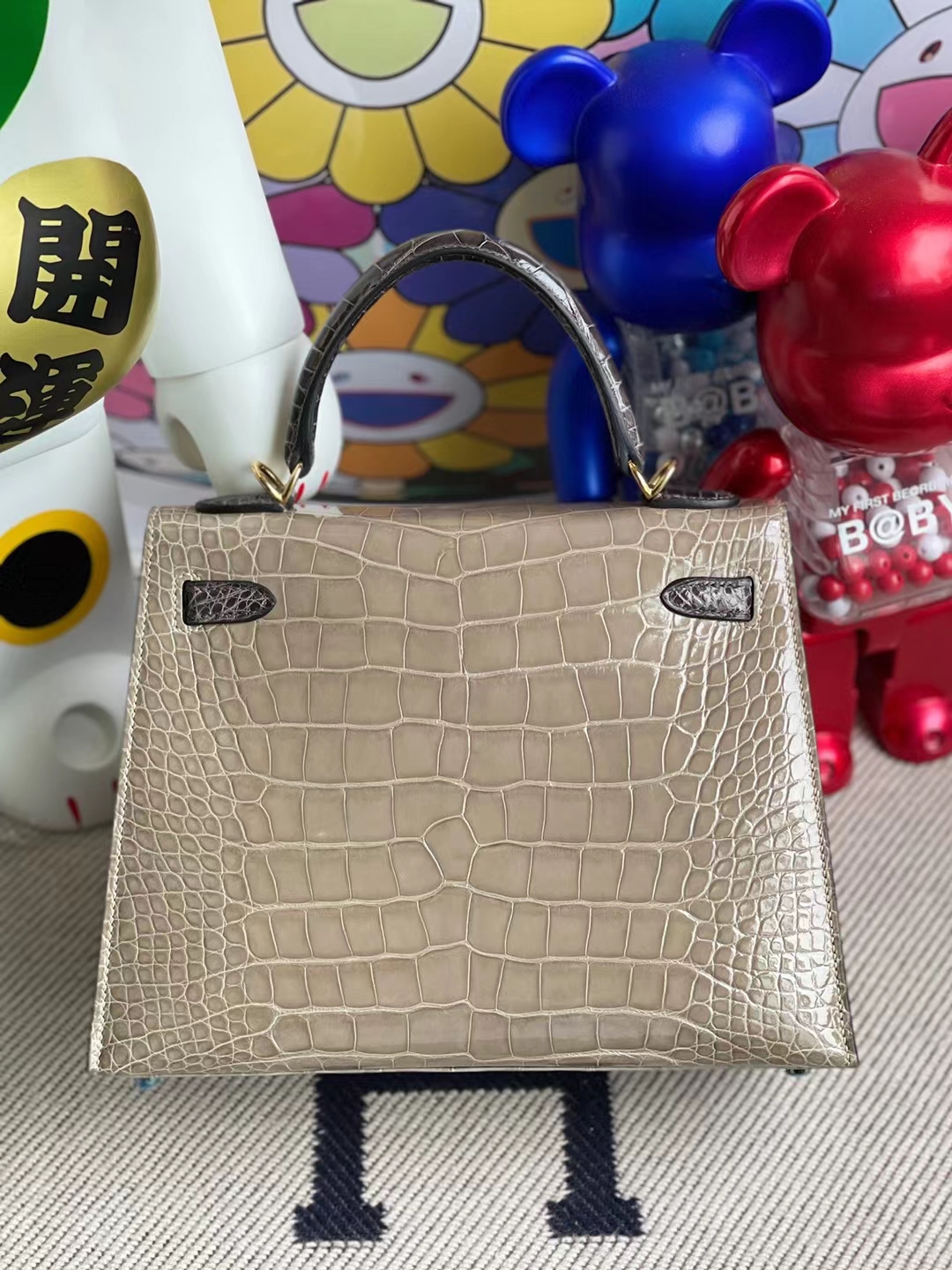 Hermès(爱马仕)Kelly 凯莉包 亮面美洲鳄 Ck81 斑鸠灰 拼 Ck88 石墨灰 金扣 马蹄印 shiny alligator 25cm-拉尔森鳄鱼皮具定制 - 爱马仕包包官网 Hermès(爱马仕)Kelly 凯莉包 亮面美洲鳄 Ck81 斑鸠灰 拼 Ck88 石墨灰 金扣 马蹄印 shiny alligator 25cm