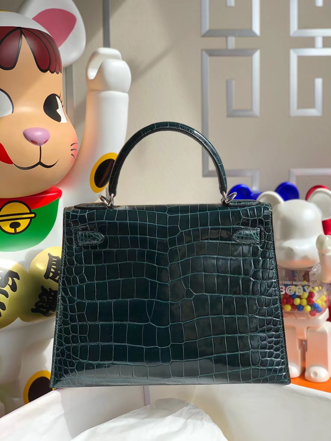 Hermès(爱马仕)Kelly 凯莉包 亮面倒v澳洲湾鳄 1P 鸭子蓝 Shiny Porosus Crocodile 银扣 28cm-拉尔森鳄鱼皮具定制 - 爱马仕包包官网 Hermès(爱马仕)Kelly 凯莉包 亮面倒v澳洲湾鳄 1P 鸭子蓝 Shiny Porosus Crocodile 银扣 28cm
