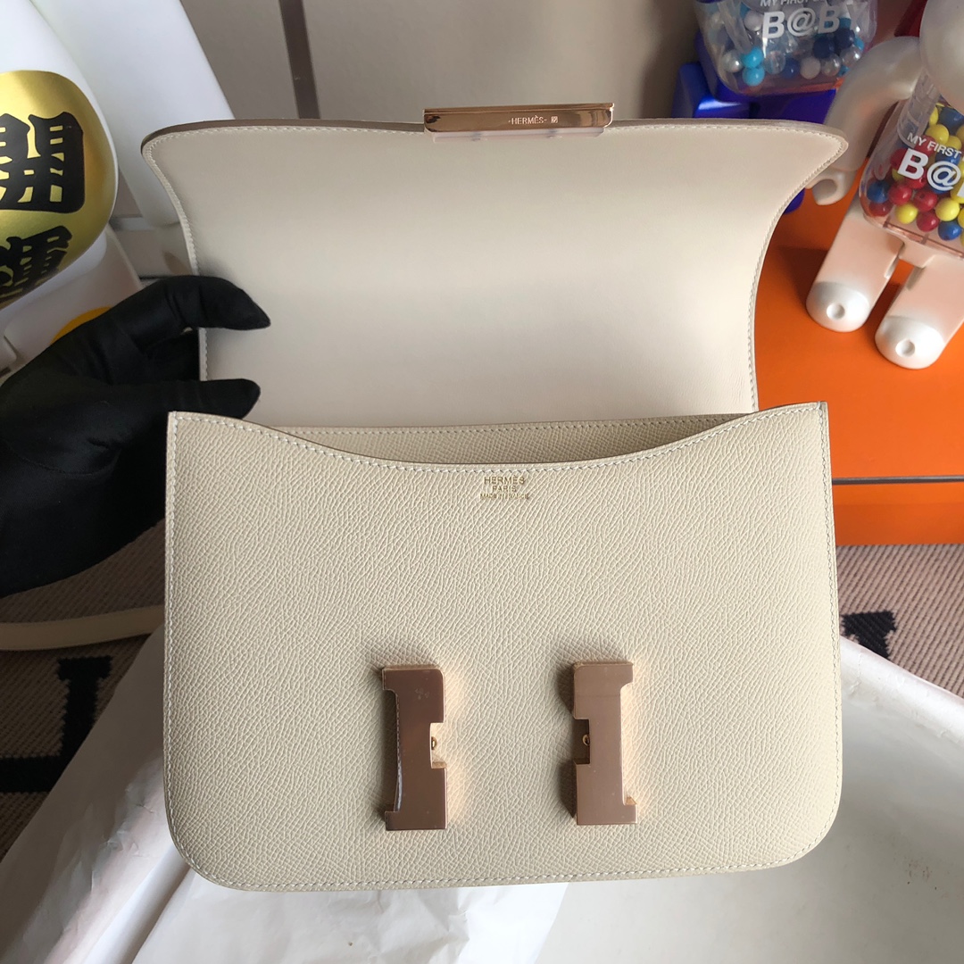 Hermès(爱马仕)Constance 康康 Epsom 原厂掌纹皮 ck10 奶昔白 craie 玫瑰金扣 18cm 顶级手缝-拉尔森鳄鱼皮具定制 - 爱马仕包包官网 Hermès(爱马仕)Constance 康康 Epsom 原厂掌纹皮 ck10 奶昔白 craie 玫瑰金扣 18cm 顶级手缝