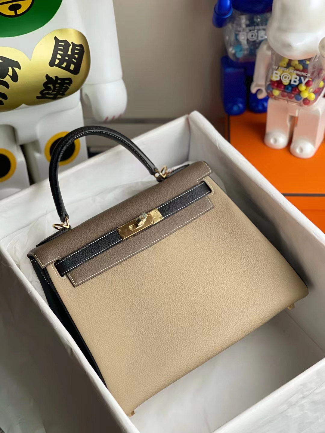 Hermès(爱马仕)Kelly 凯莉包 Togo Ck81 斑鸠灰 拼 Ck18 大象灰 拼 Ck89 黑色 金扣 28cm-拉尔森鳄鱼皮具定制 - 爱马仕包包官网 Hermès(爱马仕)Kelly 凯莉包 Togo Ck81 斑鸠灰 拼 Ck18 大象灰 拼 Ck89 黑色 金扣 28cm