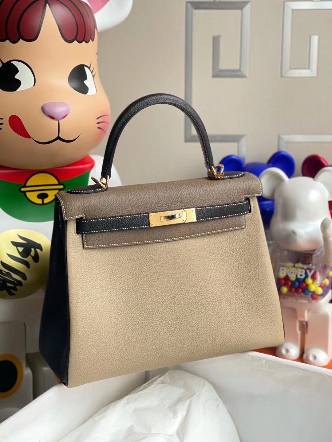 Hermès(爱马仕)Kelly 凯莉包 Togo Ck81 斑鸠灰 拼 Ck18 大象灰 拼 Ck89 黑色 金扣 28cm-拉尔森鳄鱼皮具定制 - 爱马仕包包官网 Hermès(爱马仕)Kelly 凯莉包 Togo Ck81 斑鸠灰 拼 Ck18 大象灰 拼 Ck89 黑色 金扣 28cm