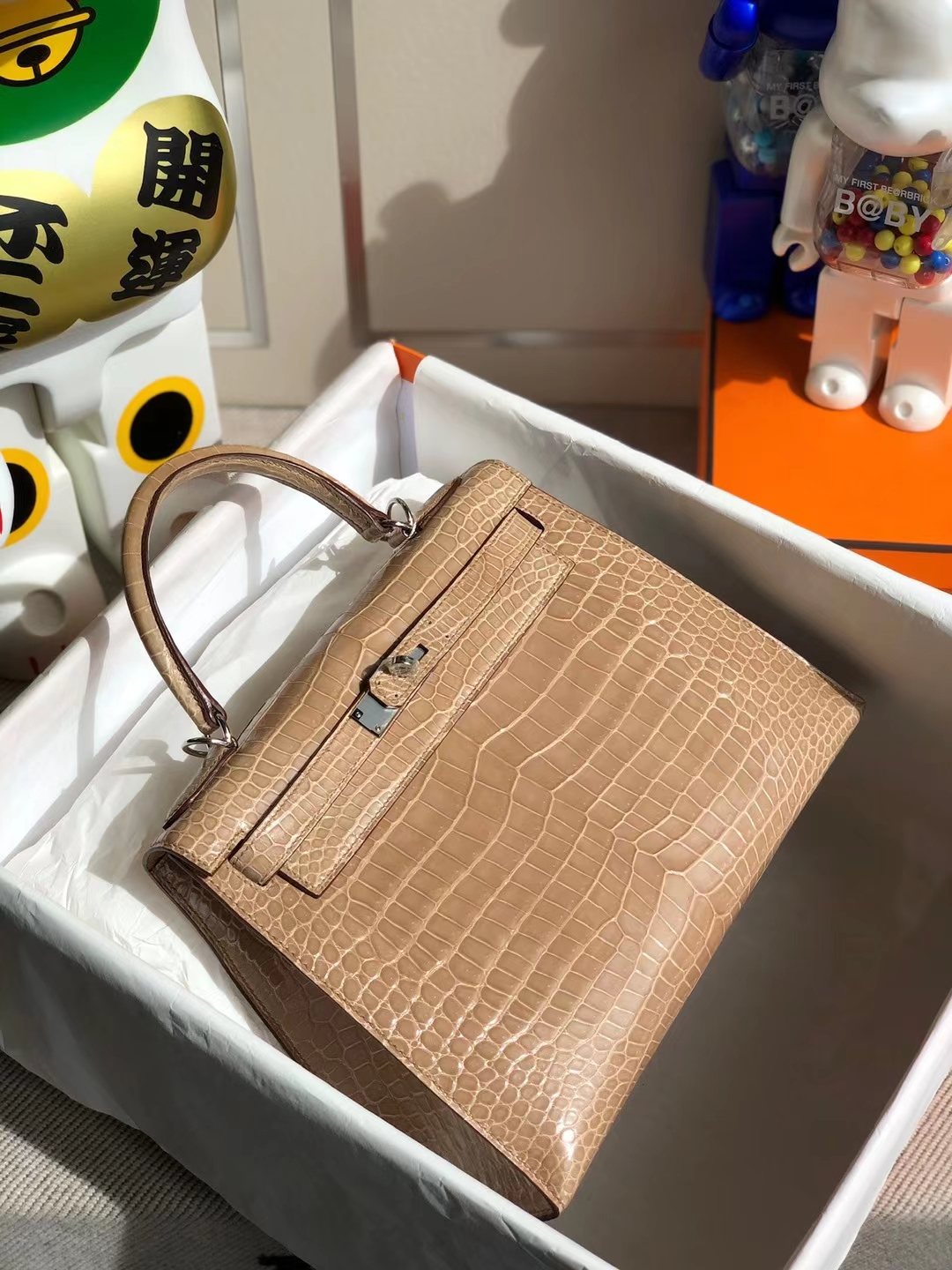 Hermès（爱马仕）Kelly 凯莉包 亮面倒v澳洲湾鳄 1C 浅杏色 Shiny Porosus Crocodile 银扣 28cm
