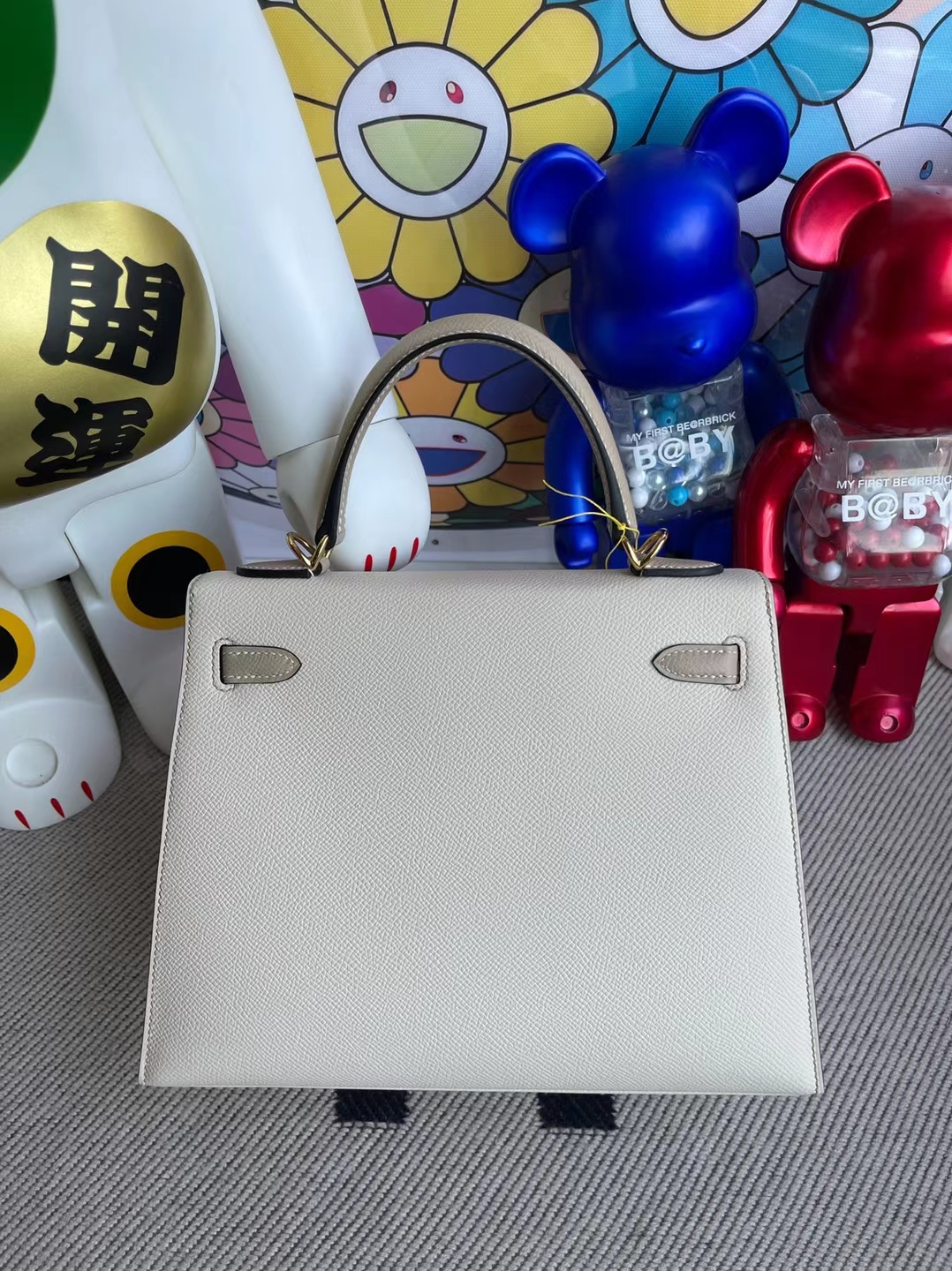 Hermès(爱马仕)Kelly 凯莉包 Epsom Ck10 奶昔白 拼 S2 风衣灰 撞色走线 金扣 25cm-拉尔森鳄鱼皮具定制 - 爱马仕包包官网 Hermès(爱马仕)Kelly 凯莉包 Epsom Ck10 奶昔白 拼 S2 风衣灰 撞色走线 金扣 25cm