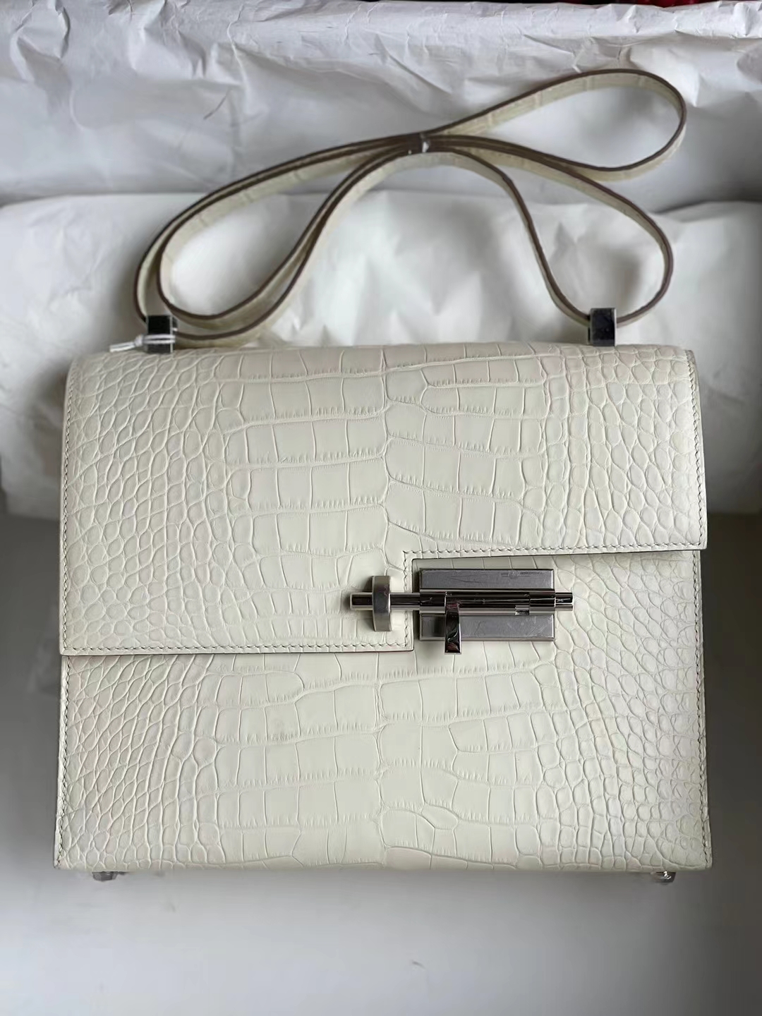 Hermès（爱马仕）Verrou 手枪包 雾面美洲鳄 8L 奶油白 银扣 21cm