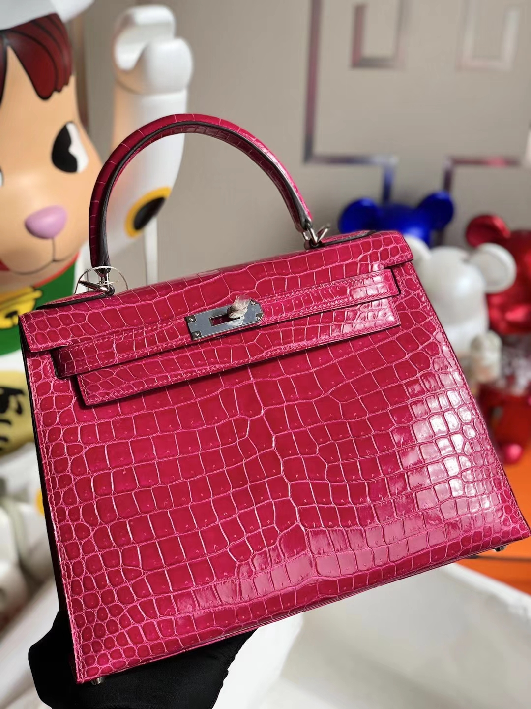 Hermès(爱马仕)Kelly 凯莉包 亮面倒v澳洲湾鳄 j5 桃红色 Shiny Porosus Crocodile 银扣 28cm-拉尔森鳄鱼皮具定制 - 爱马仕包包官网 Hermès(爱马仕)Kelly 凯莉包 亮面倒v澳洲湾鳄 j5 桃红色 Shiny Porosus Crocodile 银扣 28cm