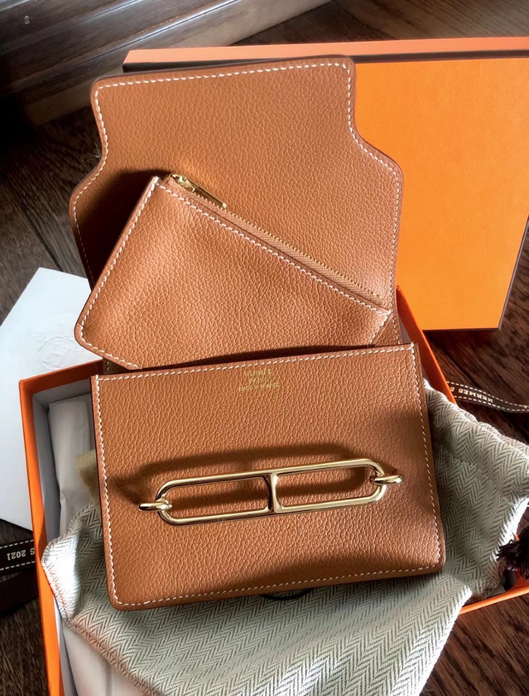 Hermès(爱马仕)新品 Roulis Slim Evercolor Ck37 金棕色 浅金色 猪鼻子 金扣 12.5cm-拉尔森鳄鱼皮具定制 - 爱马仕包包官网 Hermès(爱马仕)新品 Roulis Slim Evercolor Ck37 金棕色 浅金色 猪鼻子 金扣 12.5cm