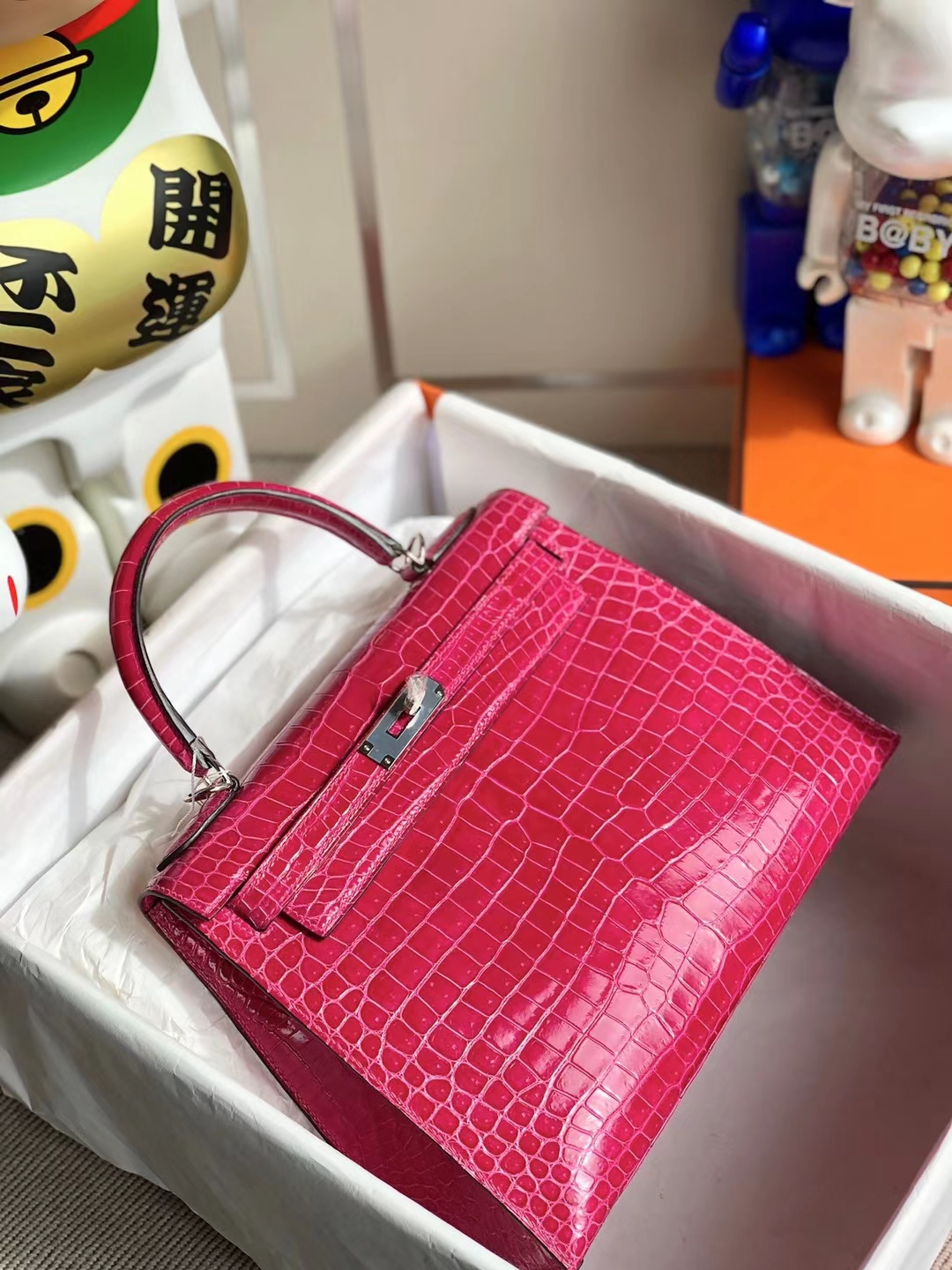 Hermès(爱马仕)Kelly 凯莉包 亮面倒v澳洲湾鳄 j5 桃红色 Shiny Porosus Crocodile 银扣 28cm-拉尔森鳄鱼皮具定制 - 爱马仕包包官网 Hermès(爱马仕)Kelly 凯莉包 亮面倒v澳洲湾鳄 j5 桃红色 Shiny Porosus Crocodile 银扣 28cm