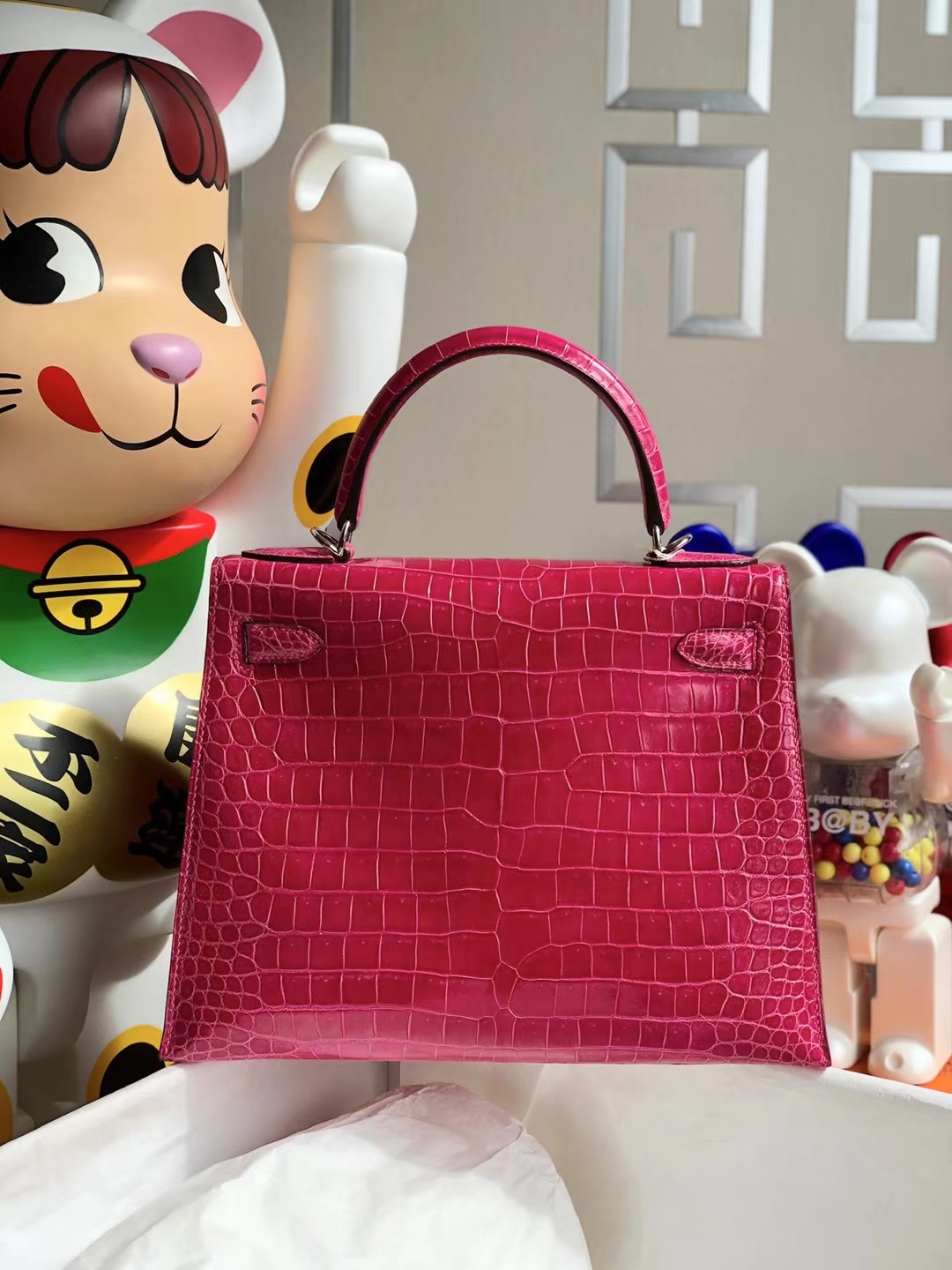 Hermès(爱马仕)Kelly 凯莉包 亮面倒v澳洲湾鳄 j5 桃红色 Shiny Porosus Crocodile 银扣 28cm-拉尔森鳄鱼皮具定制 - 爱马仕包包官网 Hermès(爱马仕)Kelly 凯莉包 亮面倒v澳洲湾鳄 j5 桃红色 Shiny Porosus Crocodile 银扣 28cm