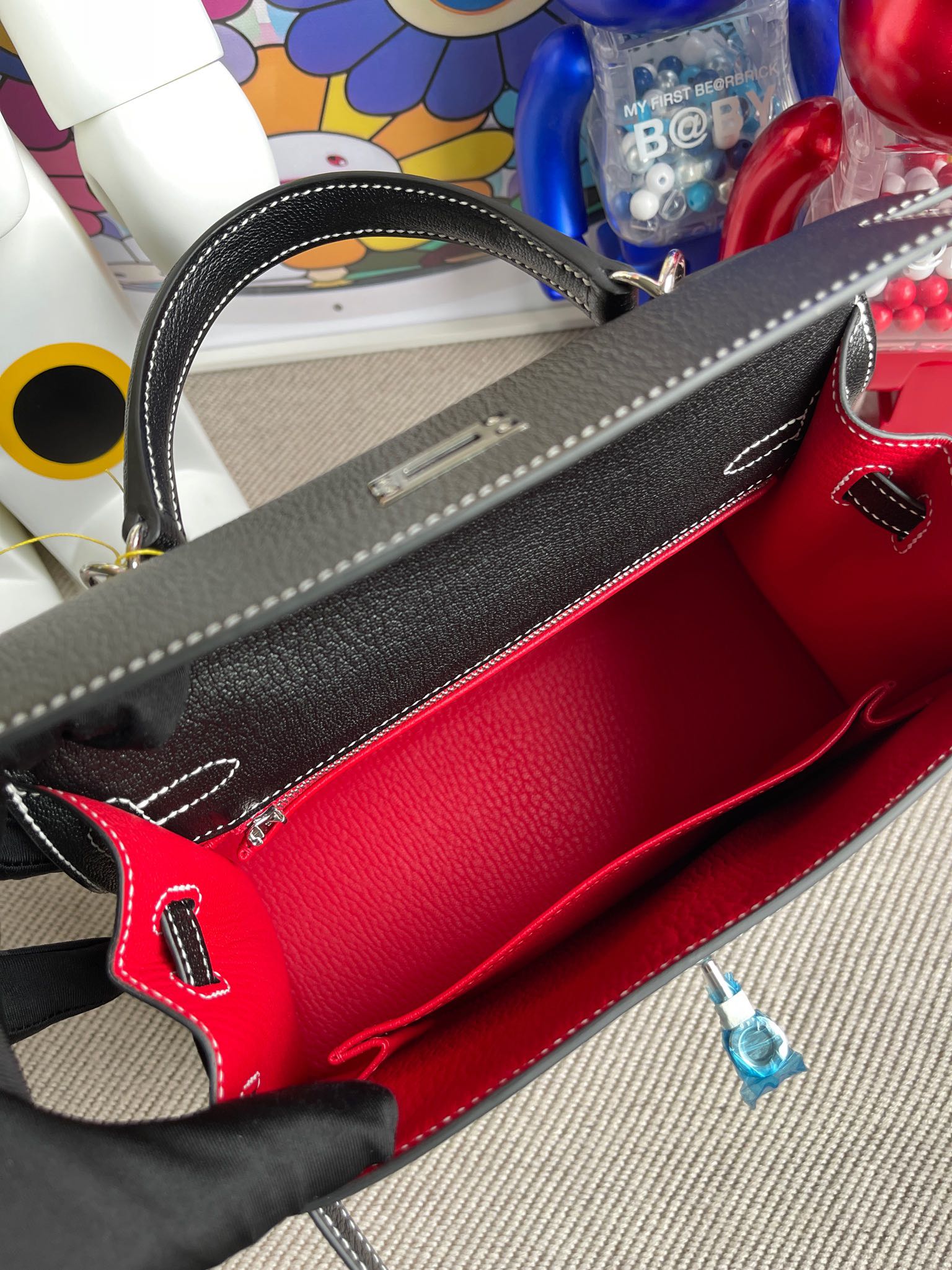 Hermès(爱马仕)kelly 凯莉包 Chevre 山羊皮 ck89 黑色 Noir 内拼 国旗红 银扣 25cm 顶级手缝-拉尔森鳄鱼皮具定制 - 爱马仕包包官网 Hermès(爱马仕)kelly 凯莉包 Chevre 山羊皮 ck89 黑色 Noir 内拼 国旗红 银扣 25cm 顶级手缝