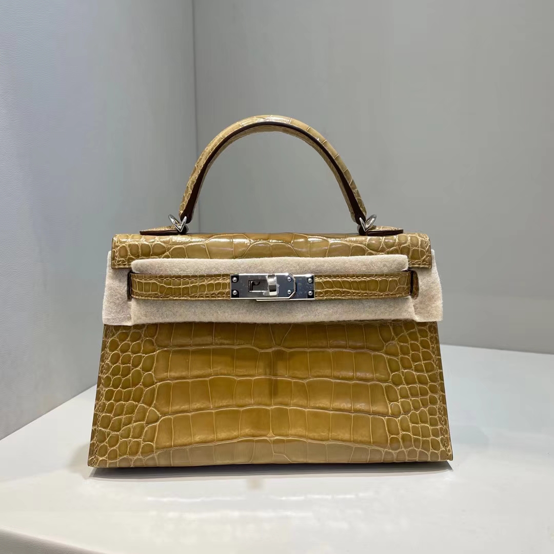 Hermès（爱马仕）Mini Kelly Ⅱ 亮面美洲鳄 1i 裸沙色 beige sable 银扣 19cm