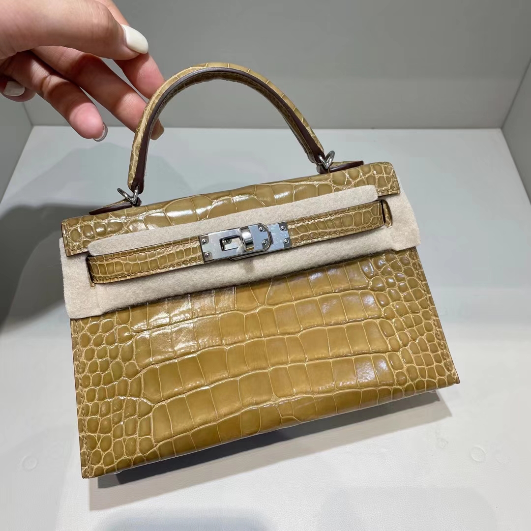 Hermès(爱马仕)Mini Kelly Ⅱ 亮面美洲鳄 1i 裸沙色 beige sable 银扣 19cm-拉尔森鳄鱼皮具定制 - 爱马仕包包官网 Hermès(爱马仕)Mini Kelly Ⅱ 亮面美洲鳄 1i 裸沙色 beige sable 银扣 19cm