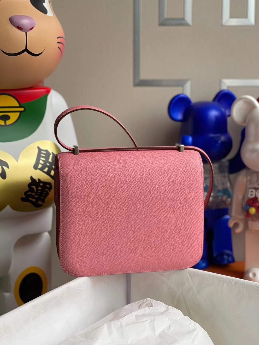 Hermès(爱马仕)Constance 康康 Epsom 1Q 奶昔粉 银扣 19cm 顶级工艺 全手工缝制-拉尔森鳄鱼皮具定制 - 爱马仕包包官网 Hermès(爱马仕)Constance 康康 Epsom 1Q 奶昔粉 银扣 19cm 顶级工艺 全手工缝制