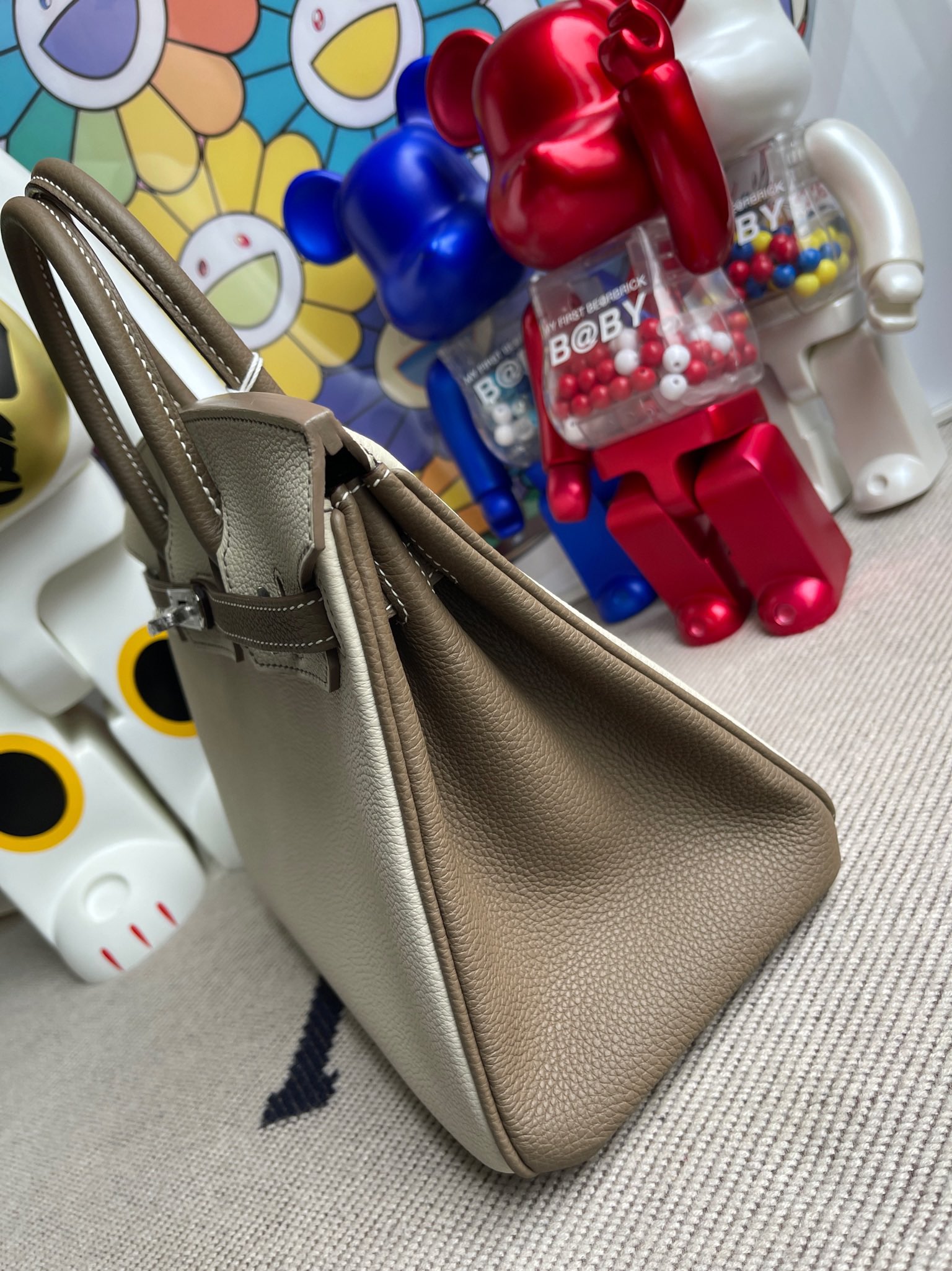 Hermès(爱马仕)Birkin 铂金包 原厂小牛皮 togo 奶昔白 拼 大象灰 银扣 马蹄印 25cm 顶级手缝-拉尔森鳄鱼皮具定制 - 爱马仕包包官网 Hermès(爱马仕)Birkin 铂金包 原厂小牛皮 togo 奶昔白 拼 大象灰 银扣 马蹄印 25cm 顶级手缝