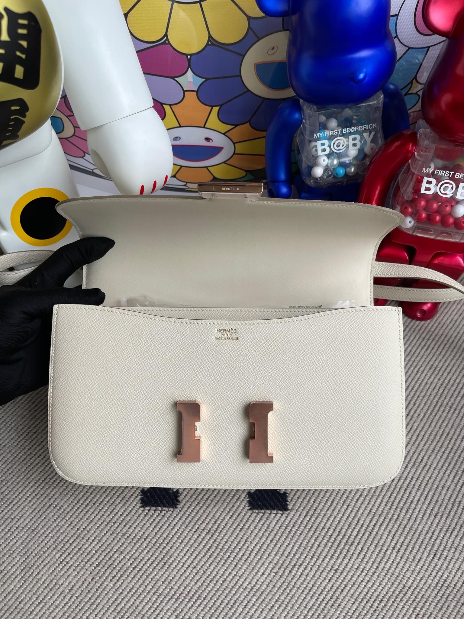 Hermès(爱马仕)Constance 康康 elan Epsom 原厂掌纹皮 奶昔白 玫瑰金扣 26cm 顶级手缝-拉尔森鳄鱼皮具定制 - 爱马仕包包官网 Hermès(爱马仕)Constance 康康 elan Epsom 原厂掌纹皮 奶昔白 玫瑰金扣 26cm 顶级手缝