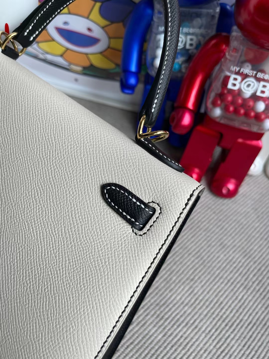 Hermès（爱马仕）Kelly 凯莉包 Epsom Ck10 奶昔白 拼 Ck8 黑色 金扣 28cm 全手工缝制