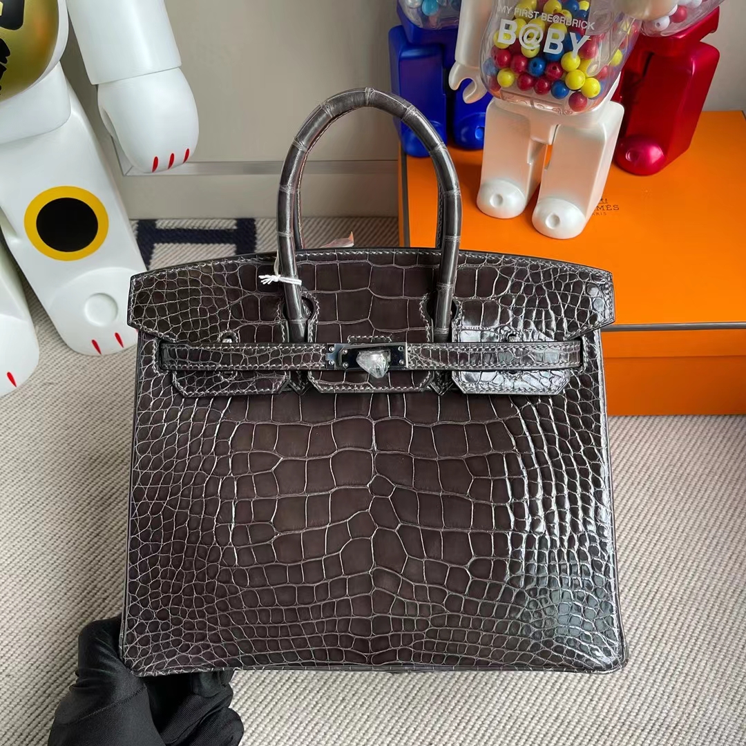 Hermès(爱马仕)Birkin 铂金包 亮面美洲鳄 Ck88 石墨灰 金扣 shiny alligator crocodile 25cm-拉尔森鳄鱼皮具定制 - 爱马仕包包官网 Hermès(爱马仕)Birkin 铂金包 亮面美洲鳄 Ck88 石墨灰 金扣 shiny alligator crocodile 25cm