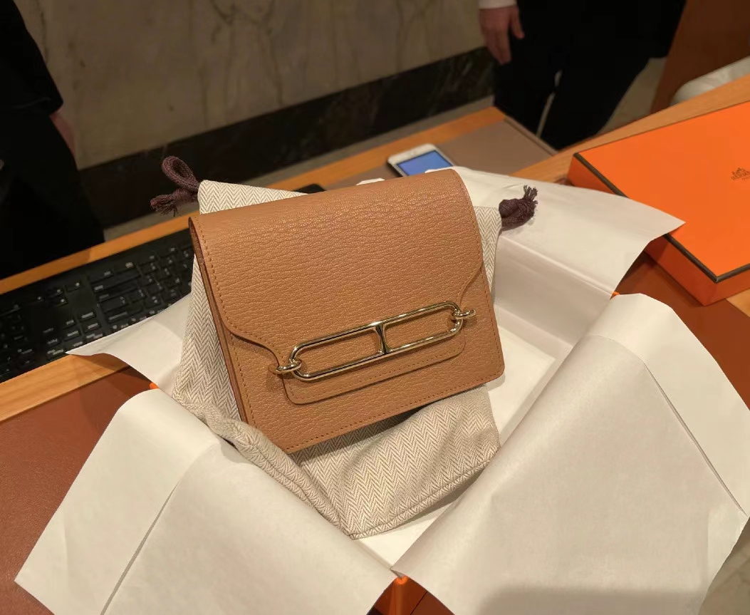 Hermès(爱马仕)新品 Roulis Slim 迷你 猪鼻子 Chevre 山羊皮 2J 雀木色 Quebracho 金扣 12.5cm-拉尔森鳄鱼皮具定制 - 爱马仕包包官网 Hermès(爱马仕)新品 Roulis Slim 迷你 猪鼻子 Chevre 山羊皮 2J 雀木色 Quebracho 金扣 12.5cm