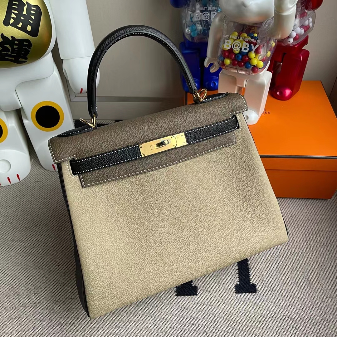 Hermès(爱马仕)Kelly 凯莉包 Togo Ck81 斑鸠灰 拼 Ck18 大象灰 拼 Ck89 黑色 金扣 28cm-拉尔森鳄鱼皮具定制 - 爱马仕包包官网 Hermès(爱马仕)Kelly 凯莉包 Togo Ck81 斑鸠灰 拼 Ck18 大象灰 拼 Ck89 黑色 金扣 28cm