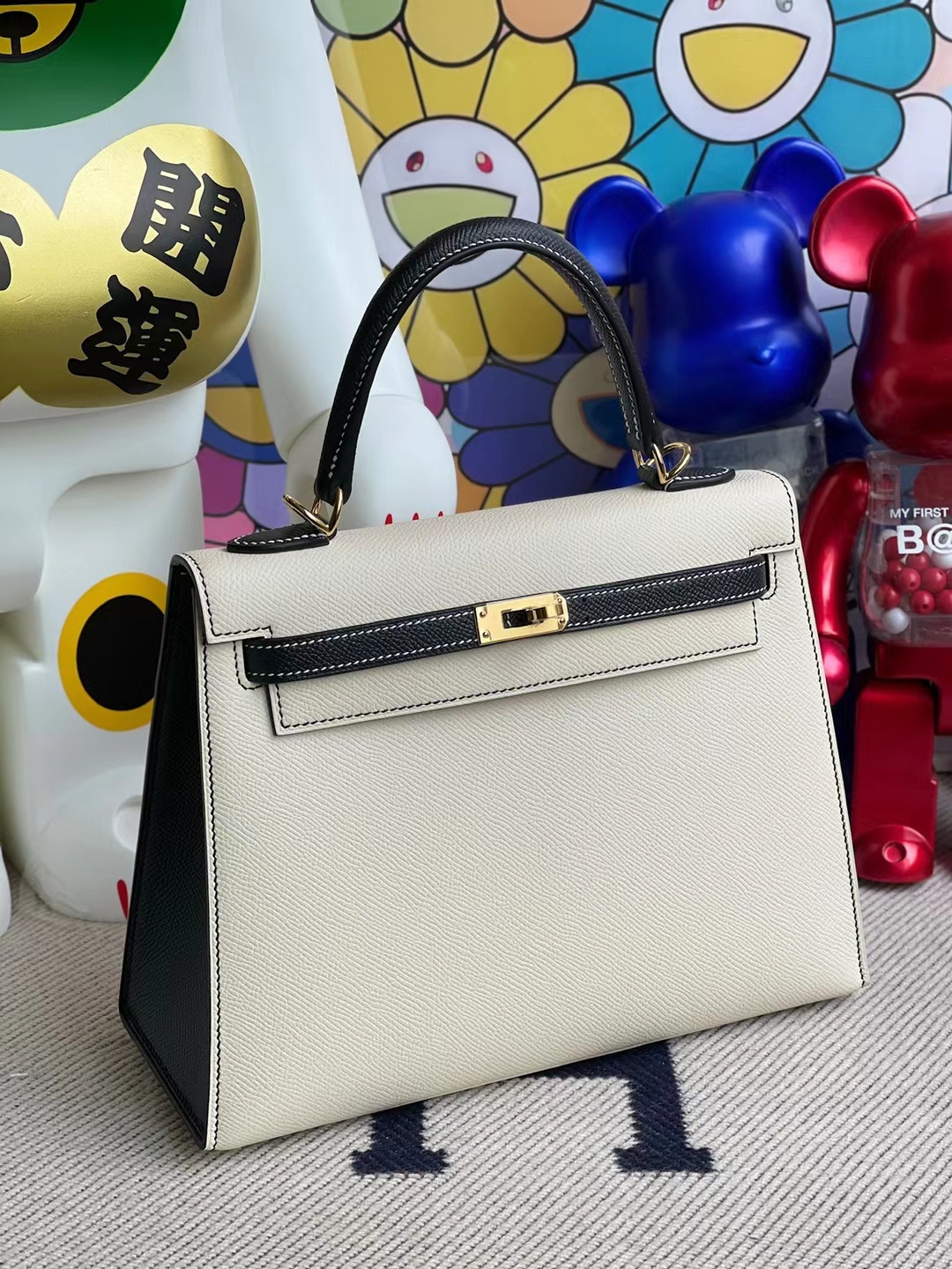 Hermès(爱马仕)Kelly 凯莉包 Epsom Ck10 奶昔白 拼 Ck8 黑色 金扣 28cm 全手工缝制-拉尔森鳄鱼皮具定制 - 爱马仕包包官网 Hermès(爱马仕)Kelly 凯莉包 Epsom Ck10 奶昔白 拼 Ck8 黑色 金扣 28cm 全手工缝制