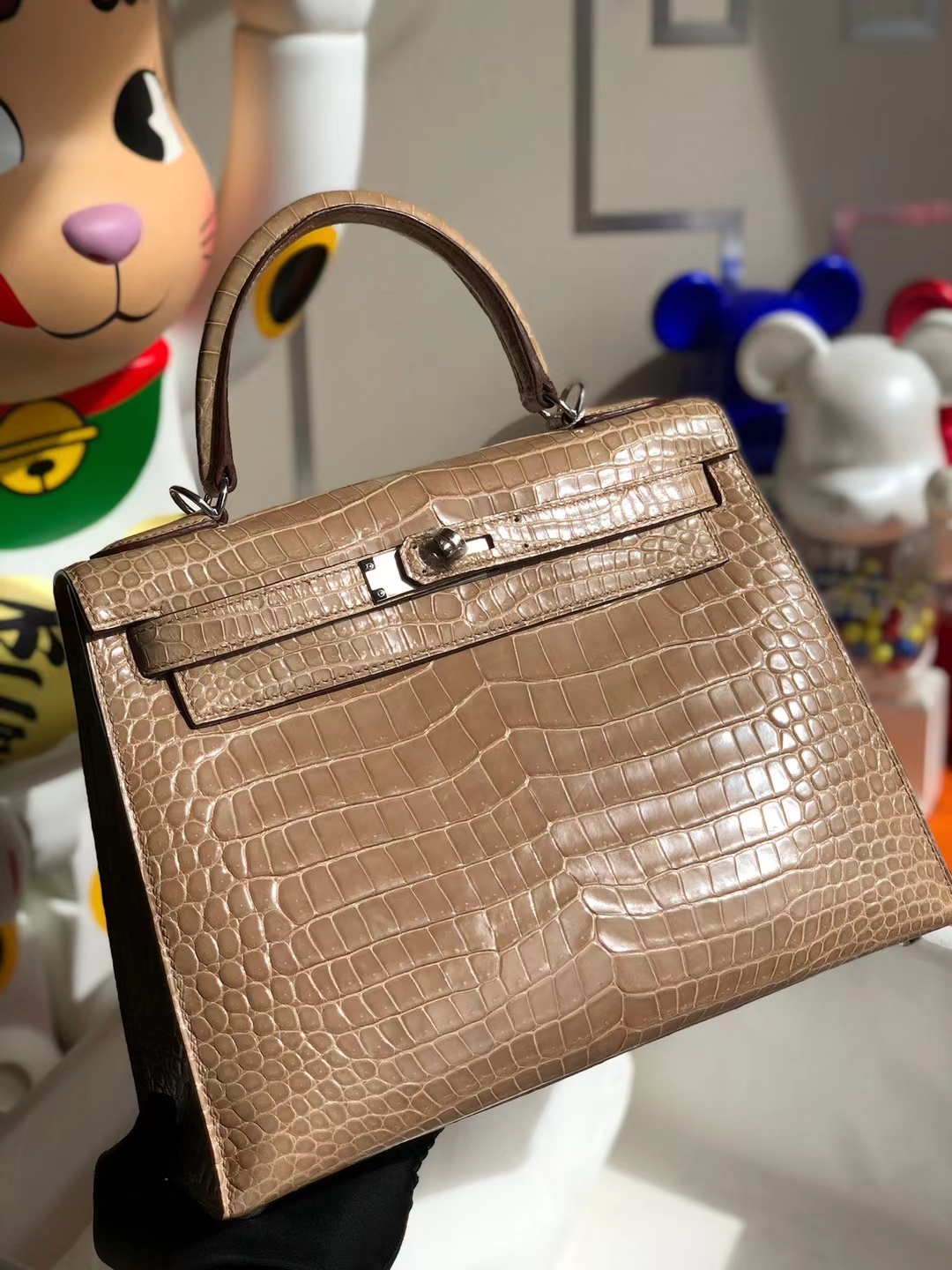 Hermès（爱马仕）Kelly 凯莉包 亮面倒v澳洲湾鳄 1C 浅杏色 Shiny Porosus Crocodile 银扣 28cm
