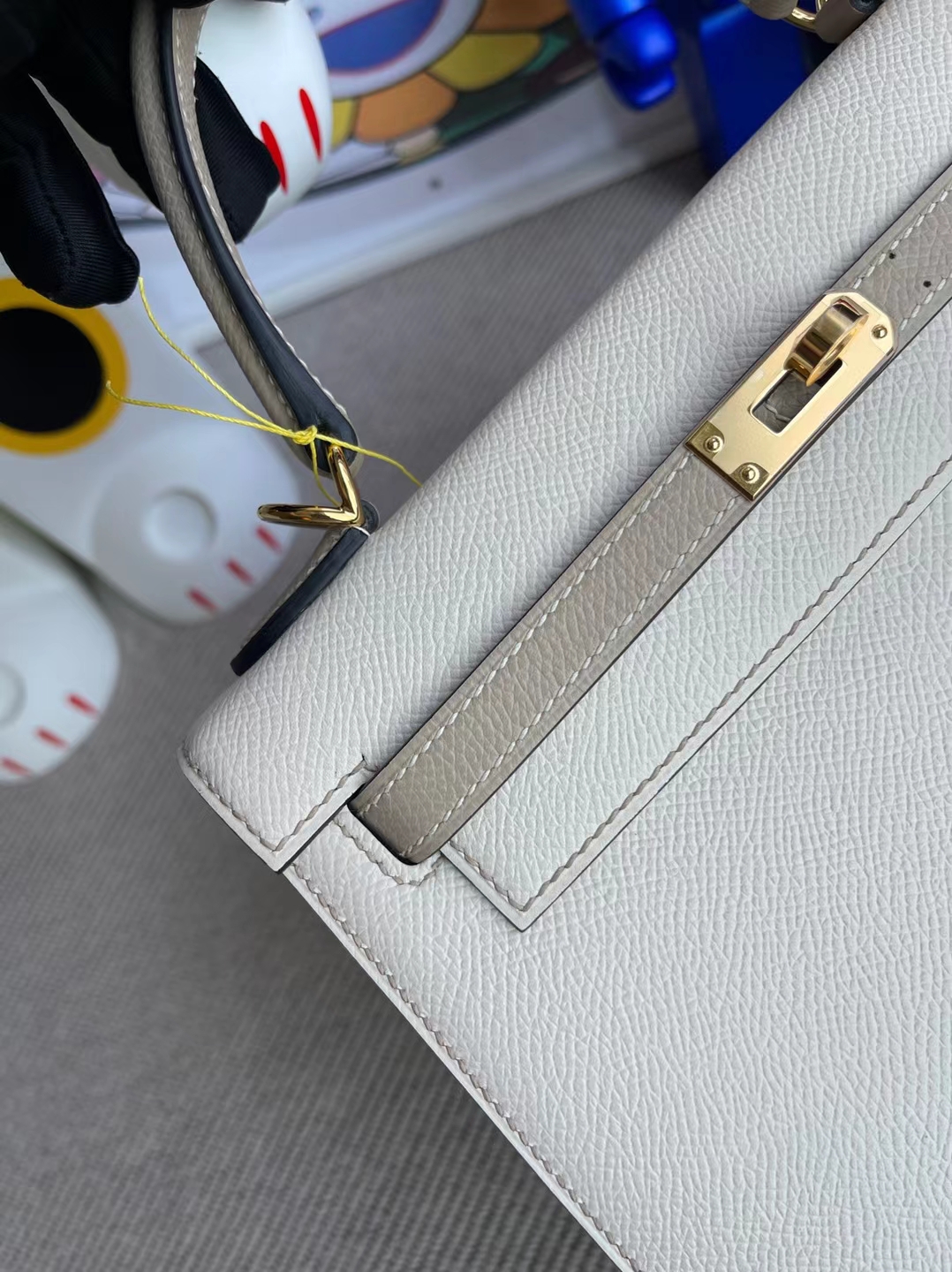 Hermès（爱马仕）Kelly 凯莉包 Epsom Ck10 奶昔白 拼 S2 风衣灰 撞色走线 金扣 25cm