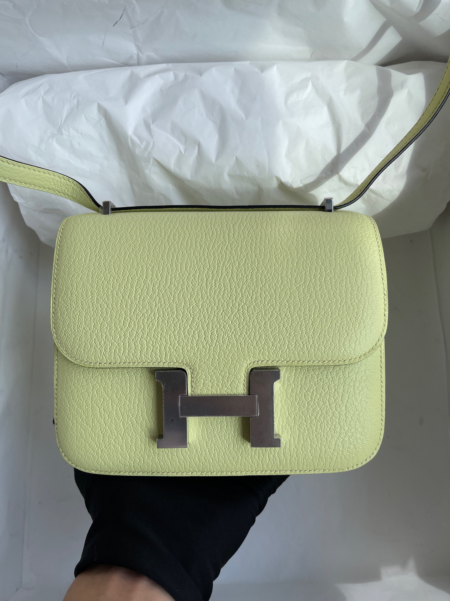 Hermès(爱马仕)Constance 康斯坦斯 Chevre 山羊皮 R9 嫩芽绿 银扣 18cm 顶级手缝-拉尔森鳄鱼皮具定制 - 爱马仕包包官网 Hermès(爱马仕)Constance 康斯坦斯 Chevre 山羊皮 R9 嫩芽绿 银扣 18cm 顶级手缝