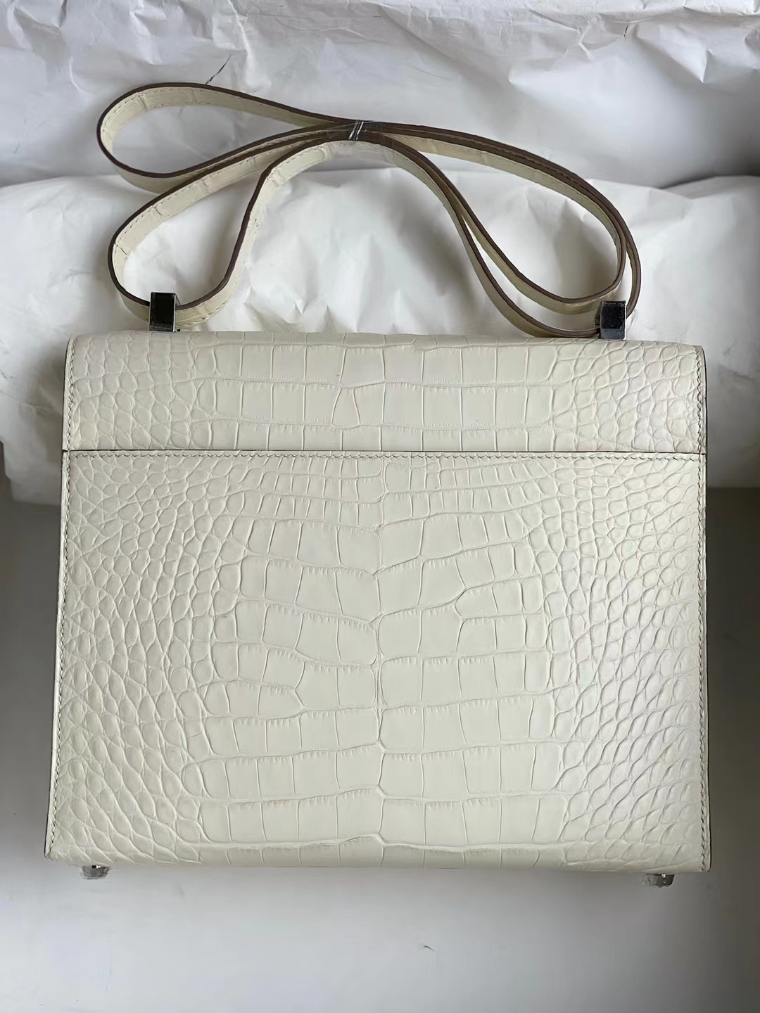 Hermès(爱马仕)Verrou 手枪包 雾面美洲鳄 8L 奶油白 银扣 21cm-拉尔森鳄鱼皮具定制 - 爱马仕包包官网 Hermès(爱马仕)Verrou 手枪包 雾面美洲鳄 8L 奶油白 银扣 21cm