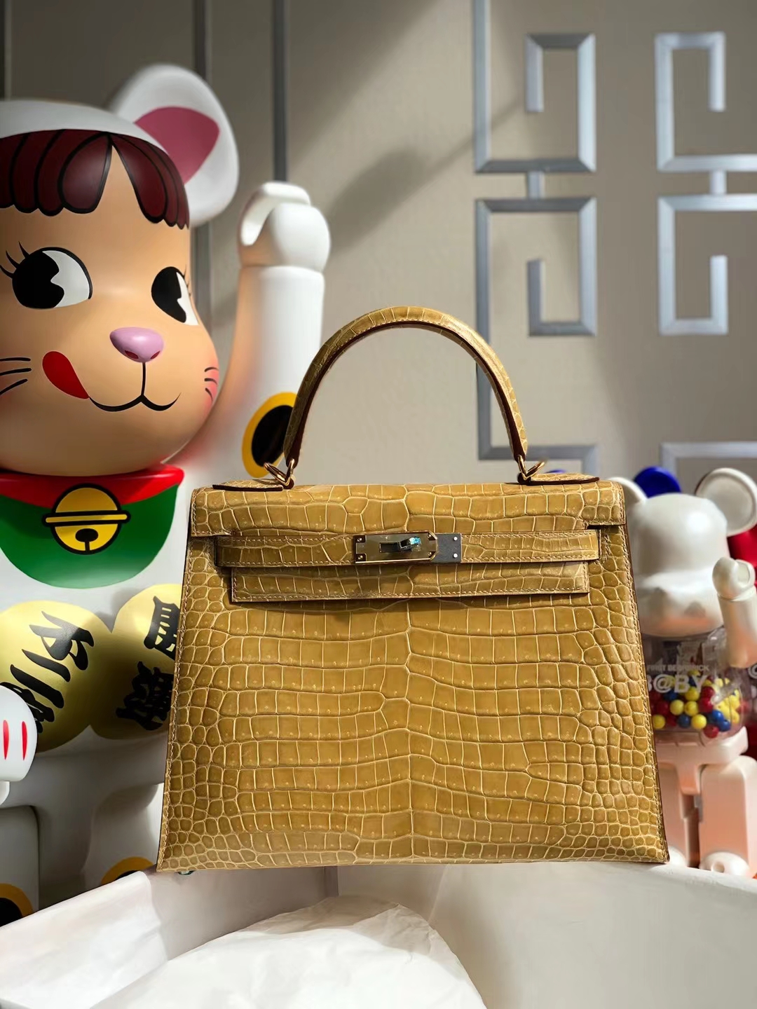Hermès(爱马仕)Kelly 凯莉包 亮面倒v澳洲湾鳄 Ck19 杏色 Shiny Porosus Crocodile 金扣 28cm-拉尔森鳄鱼皮具定制 - 爱马仕包包官网 Hermès(爱马仕)Kelly 凯莉包 亮面倒v澳洲湾鳄 Ck19 杏色 Shiny Porosus Crocodile 金扣 28cm