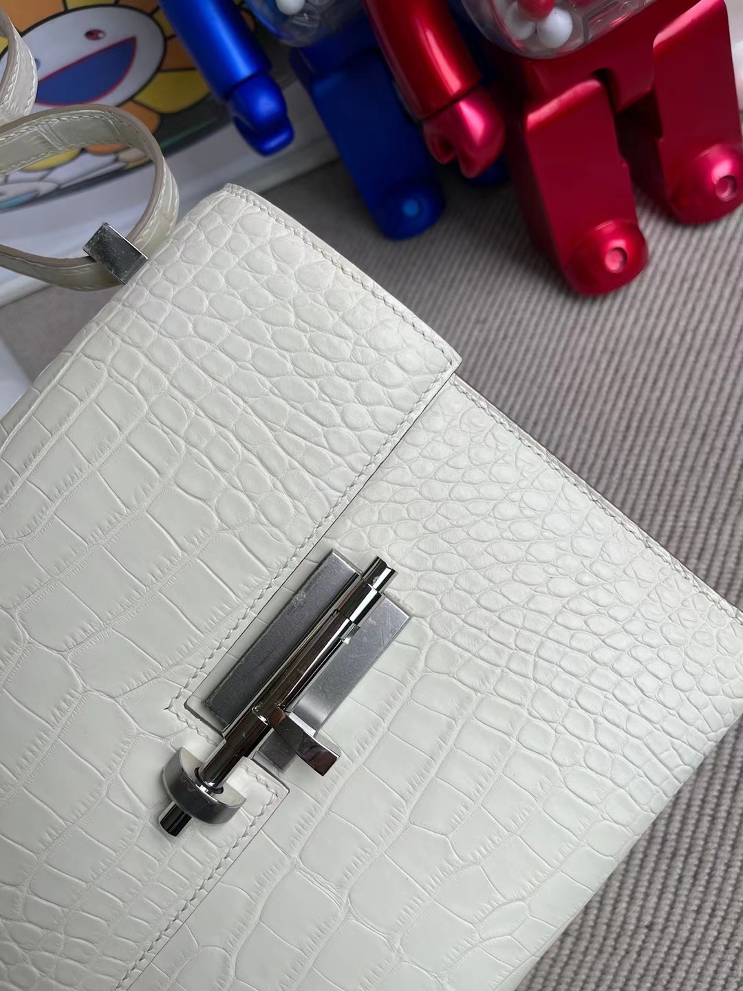 Hermès（爱马仕）Verrou 手枪包 雾面美洲鳄 8L 奶油白 银扣 21cm