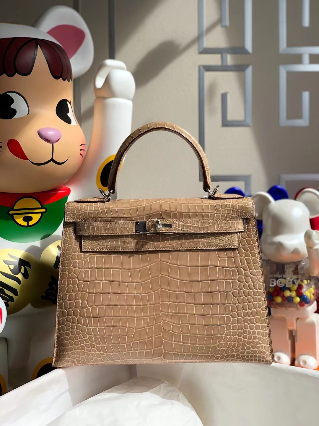 Hermès（爱马仕）Kelly 凯莉包 亮面倒v澳洲湾鳄 1C 浅杏色 Shiny Porosus Crocodile 银扣 28cm