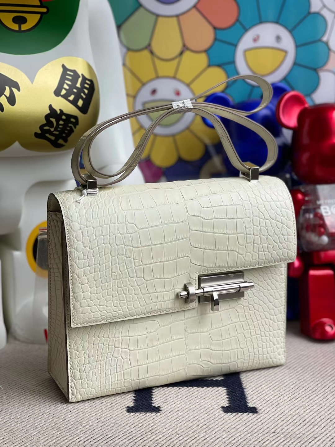 Hermès（爱马仕）Verrou 手枪包 雾面美洲鳄 8L 奶油白 银扣 21cm