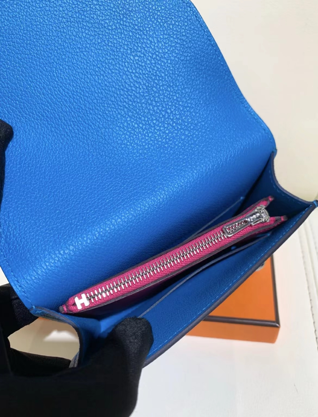 Hermès(爱马仕)新品 Roulis Slim Evercolor T7 水妖蓝 拼 0D 墨西哥粉 迷你 猪鼻子 银扣 12.5cm-拉尔森鳄鱼皮具定制 - 爱马仕包包官网 Hermès(爱马仕)新品 Roulis Slim Evercolor T7 水妖蓝 拼 0D 墨西哥粉 迷你 猪鼻子 银扣 12.5cm