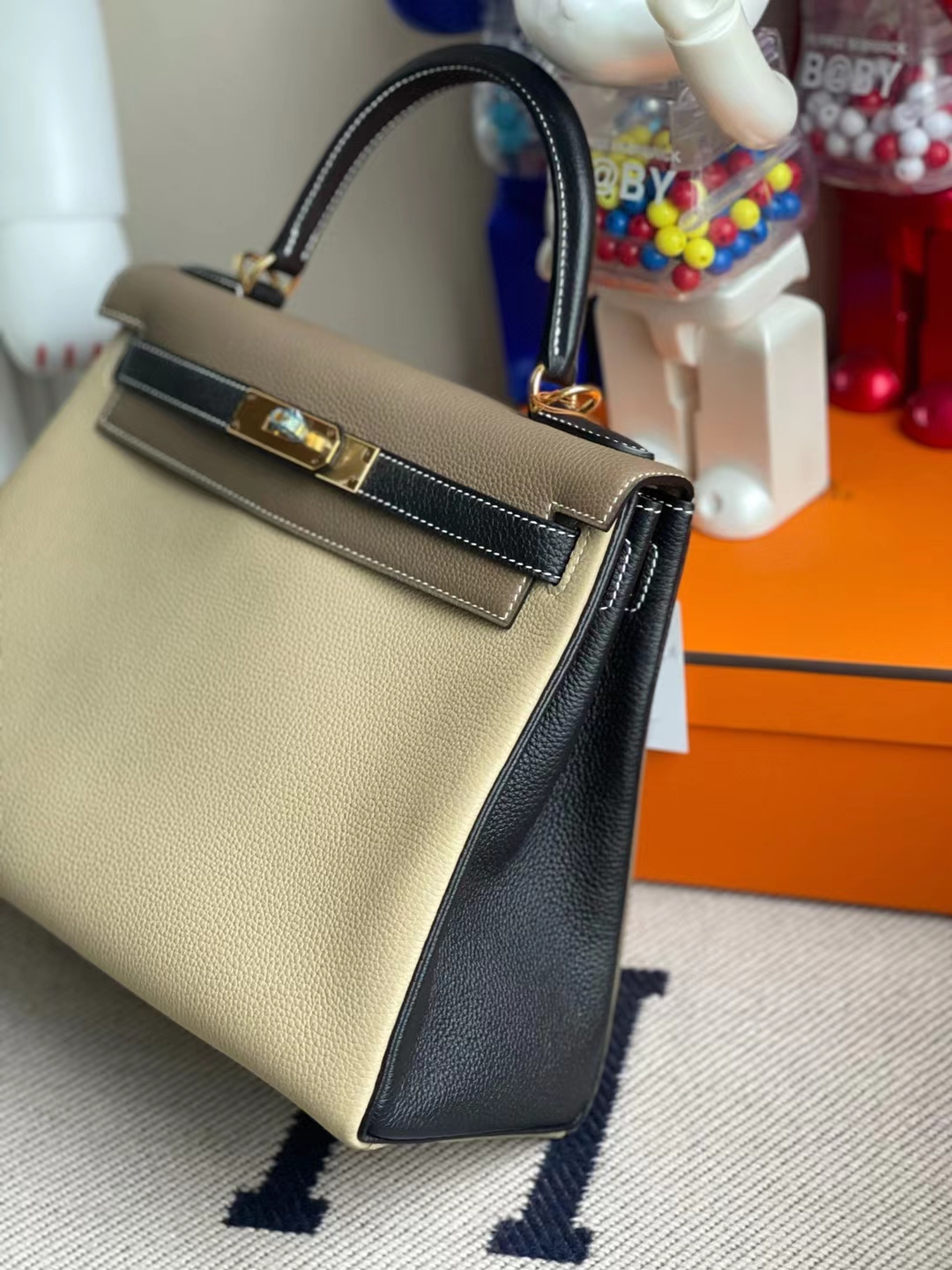 Hermès(爱马仕)Kelly 凯莉包 Togo Ck81 斑鸠灰 拼 Ck18 大象灰 拼 Ck89 黑色 金扣 28cm-拉尔森鳄鱼皮具定制 - 爱马仕包包官网 Hermès(爱马仕)Kelly 凯莉包 Togo Ck81 斑鸠灰 拼 Ck18 大象灰 拼 Ck89 黑色 金扣 28cm