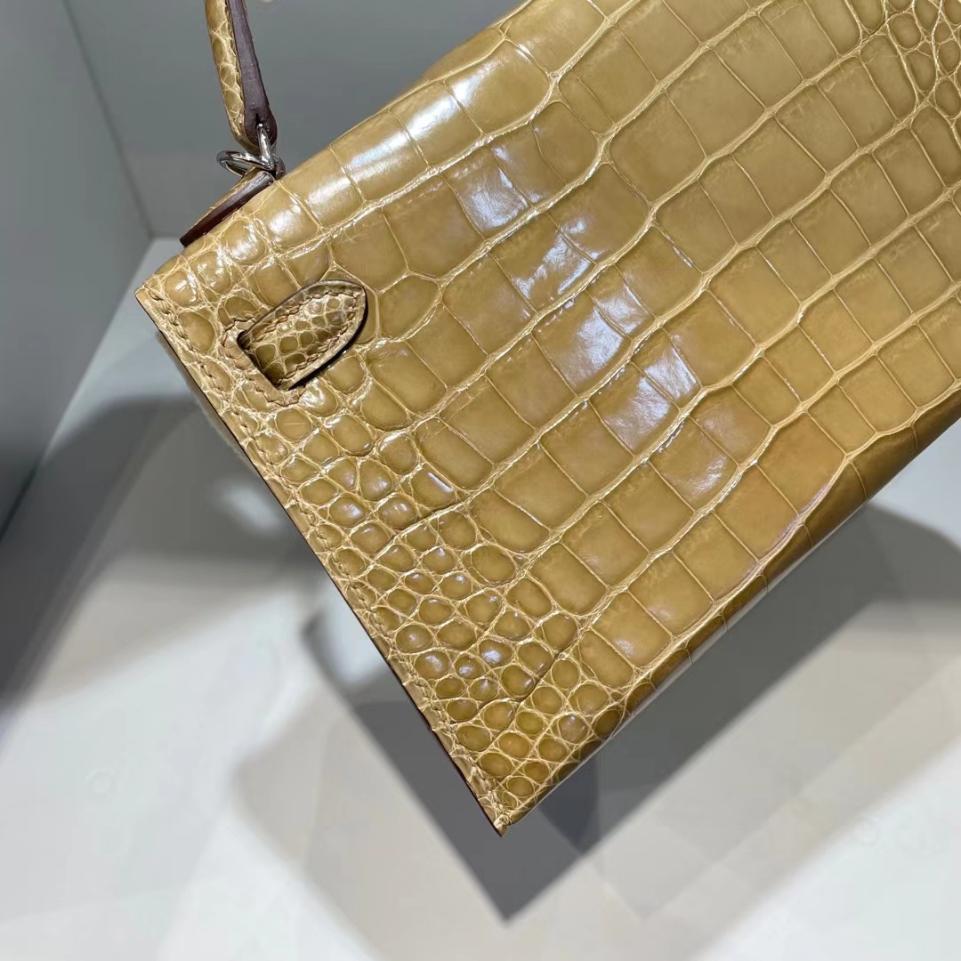 Hermès（爱马仕）Mini Kelly Ⅱ 亮面美洲鳄 1i 裸沙色 beige sable 银扣 19cm