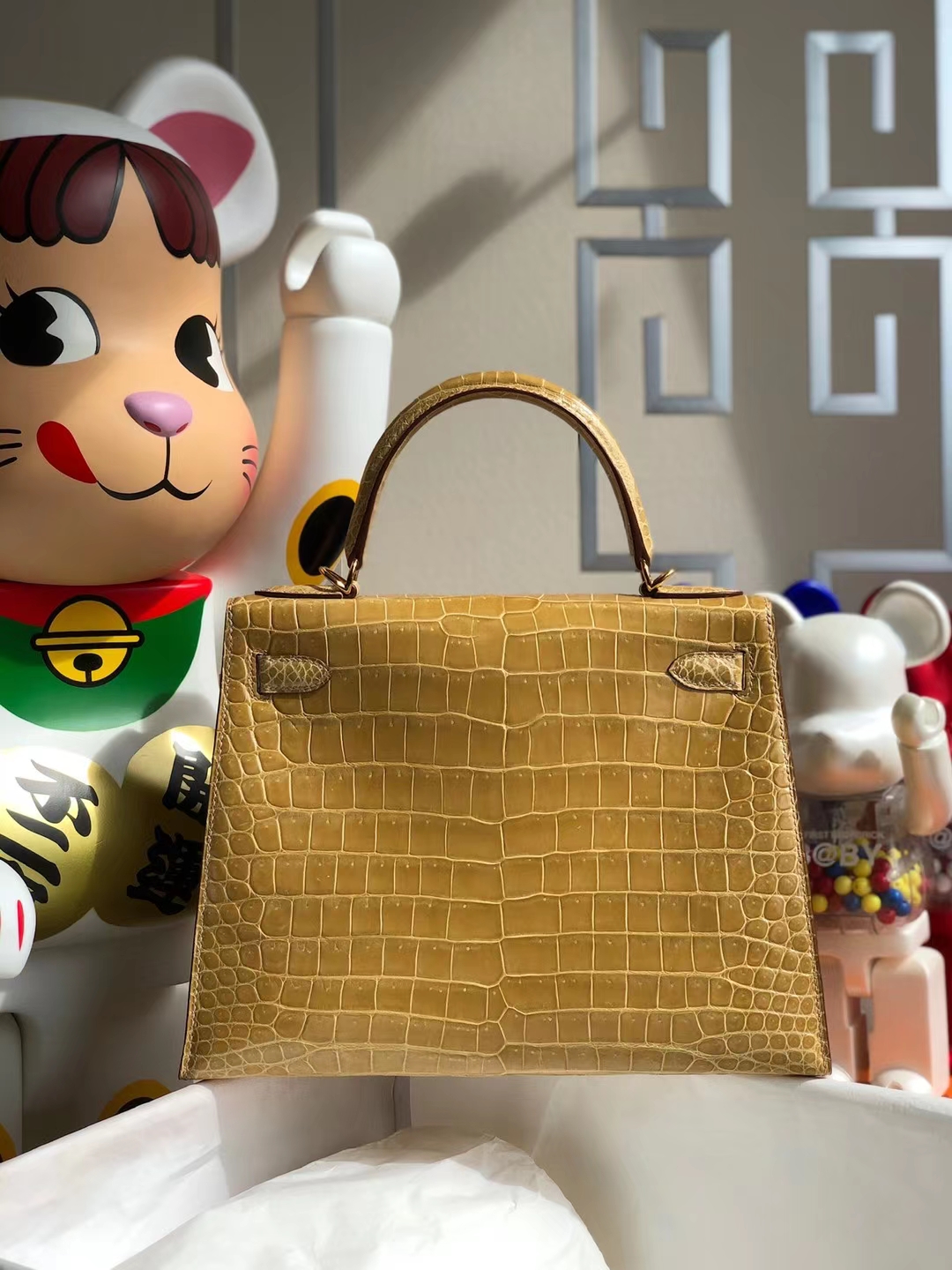 Hermès(爱马仕)Kelly 凯莉包 亮面倒v澳洲湾鳄 Ck19 杏色 Shiny Porosus Crocodile 金扣 28cm-拉尔森鳄鱼皮具定制 - 爱马仕包包官网 Hermès(爱马仕)Kelly 凯莉包 亮面倒v澳洲湾鳄 Ck19 杏色 Shiny Porosus Crocodile 金扣 28cm