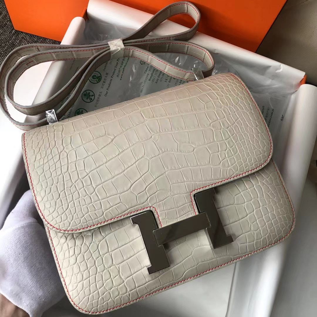 Hermès（爱马仕）Constance 康斯坦斯 Alligator matt 雾面鳄鱼 ck80 珍珠灰 拼 杜鹃红 银扣 马蹄印 24cm 顶级手缝