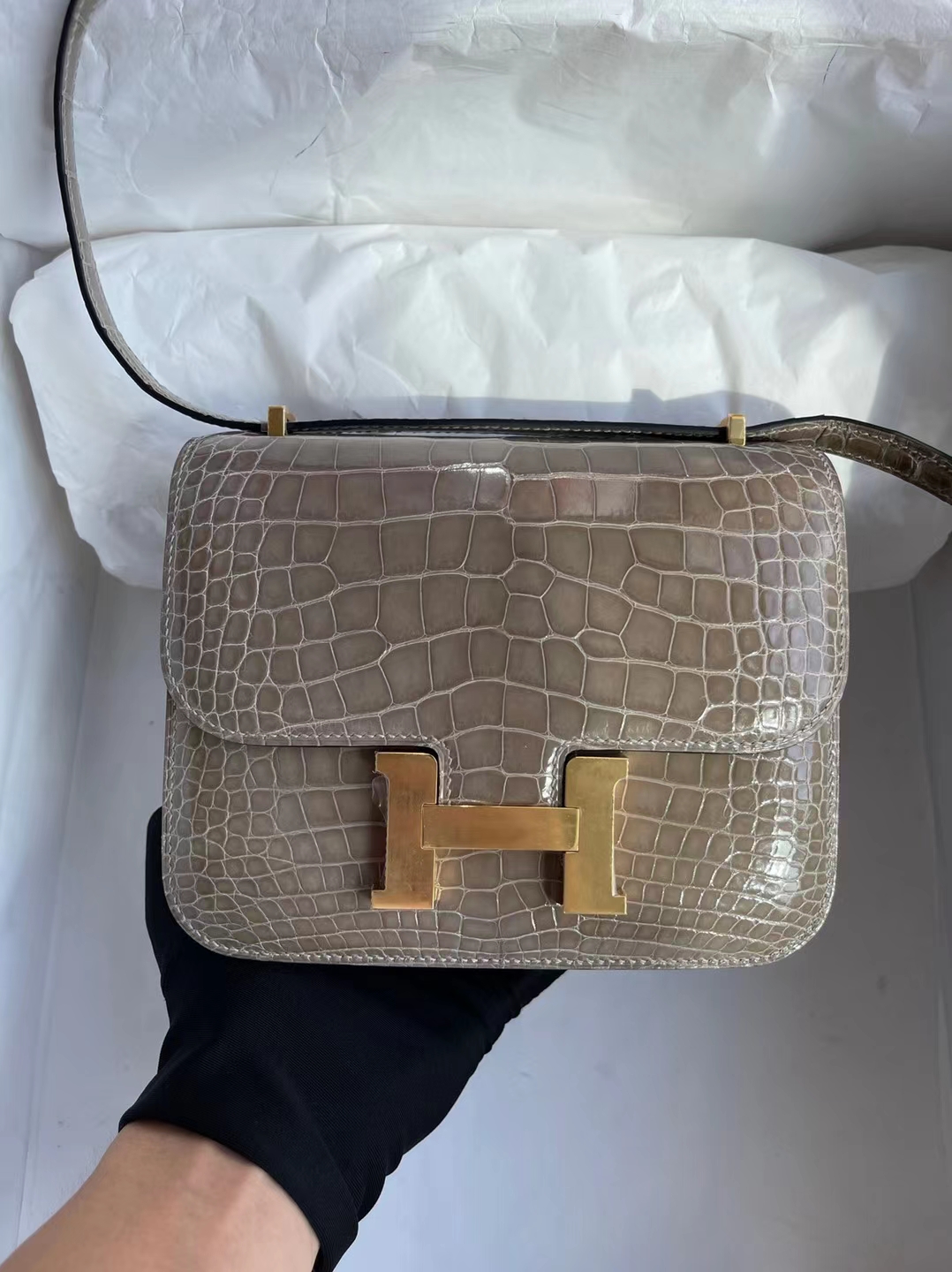 Hermès（爱马仕）Constance 康斯坦斯 亮面美洲鳄 Ck81 斑鸠灰 Hcp 鳄鱼皮 金扣 19cm 顶级工艺 全手工缝制