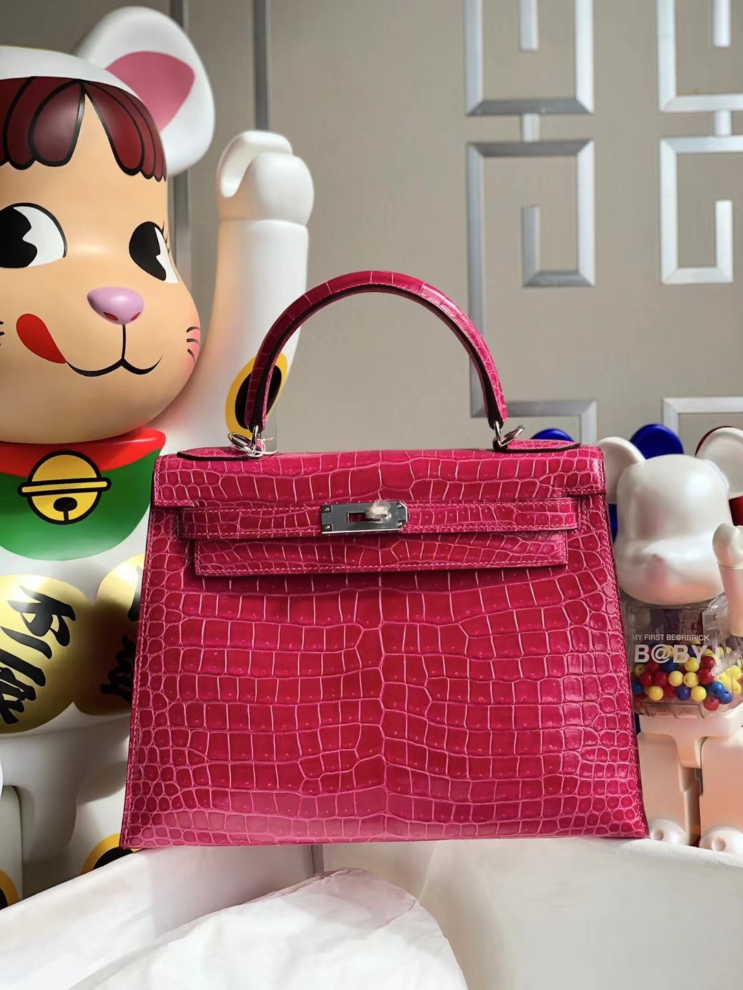Hermès(爱马仕)Kelly 凯莉包 亮面倒v澳洲湾鳄 j5 桃红色 Shiny Porosus Crocodile 银扣 28cm-拉尔森鳄鱼皮具定制 - 爱马仕包包官网 Hermès(爱马仕)Kelly 凯莉包 亮面倒v澳洲湾鳄 j5 桃红色 Shiny Porosus Crocodile 银扣 28cm